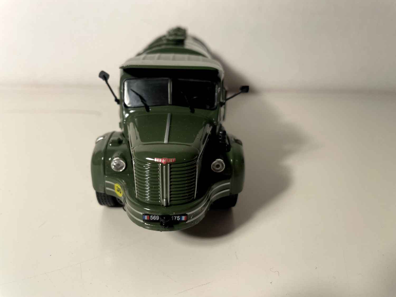 Cysterna Berliet GLM 10 w kolorze ciemnozielonym
