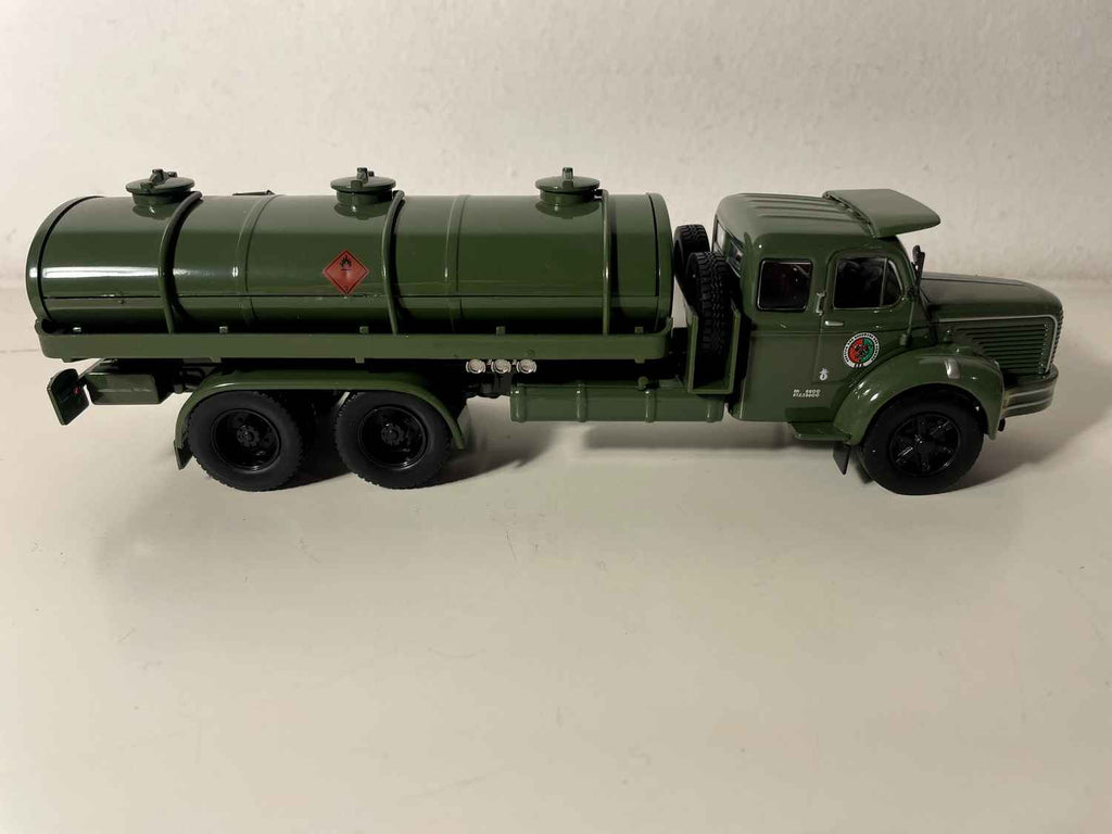 Berliet GLM 10 dunkelgrüner Panzerwagen