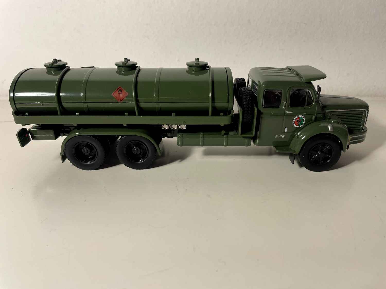 Cysterna Berliet GLM 10 w kolorze ciemnozielonym