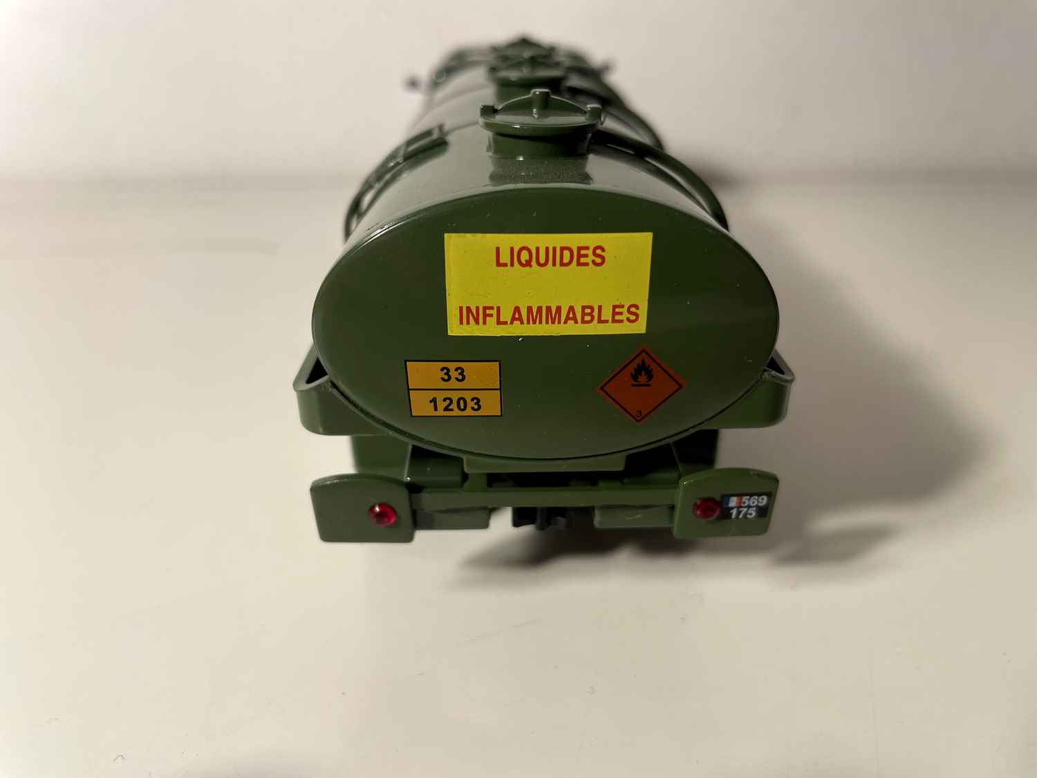 Cysterna Berliet GLM 10 w kolorze ciemnozielonym
