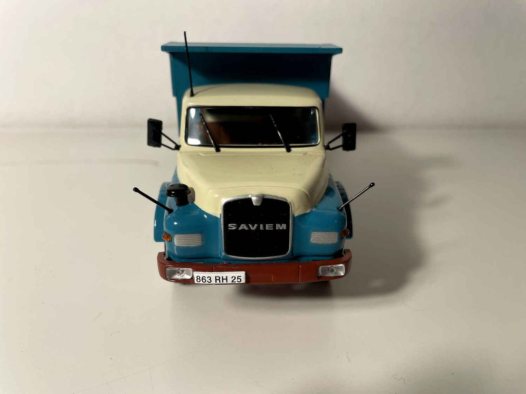 Camion benne MAN-SAVIEM Schwerhauher 32-256 DHA DE 1958 - camion bleu-vert avec le N°519 sur la cabine (benne longue)