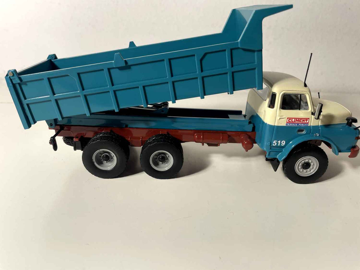 Camion benne MAN-SAVIEM Schwerhauher 32-256 DHA DE 1958 - camion bleu-vert avec le N°519 sur la cabine (benne longue)
