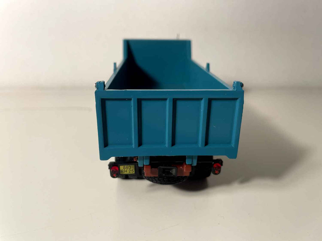 Camion benne MAN-SAVIEM Schwerhauher 32-256 DHA DE 1958 - camion bleu-vert avec le N°519 sur la cabine (benne longue)