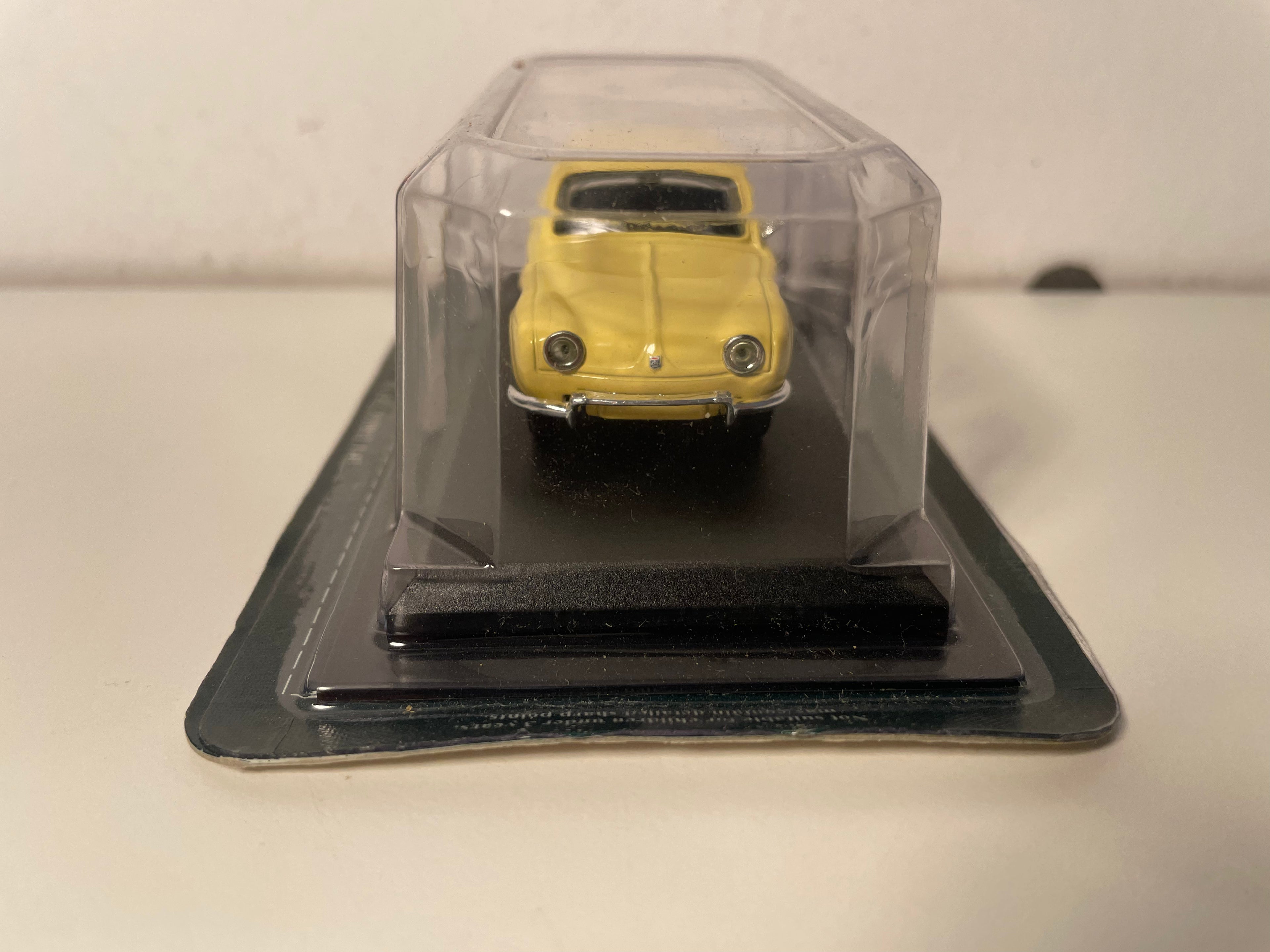 Renault Dauphine jaune pâle - Del Prado