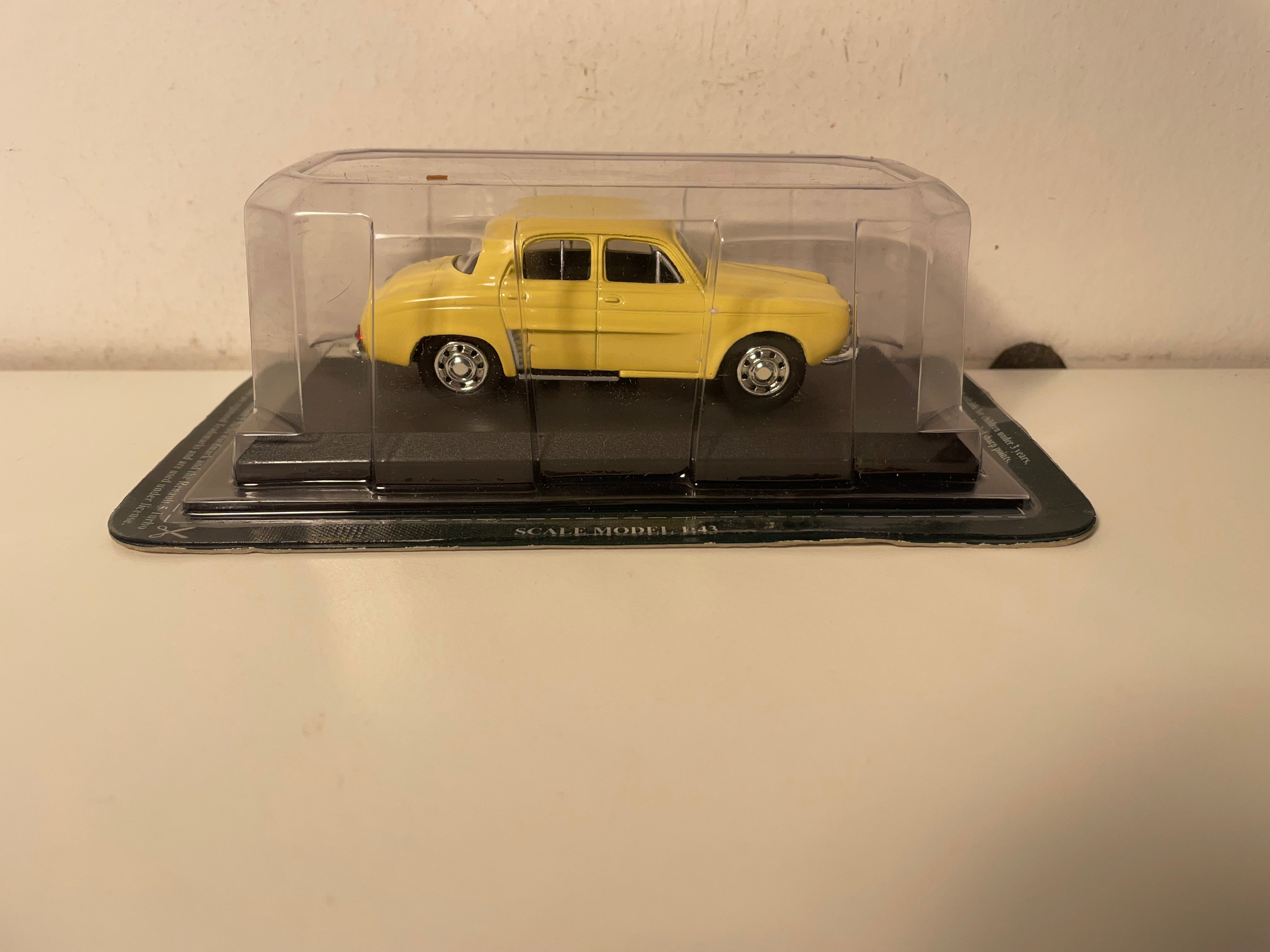 Renault Dauphine jaune pâle - Del Prado