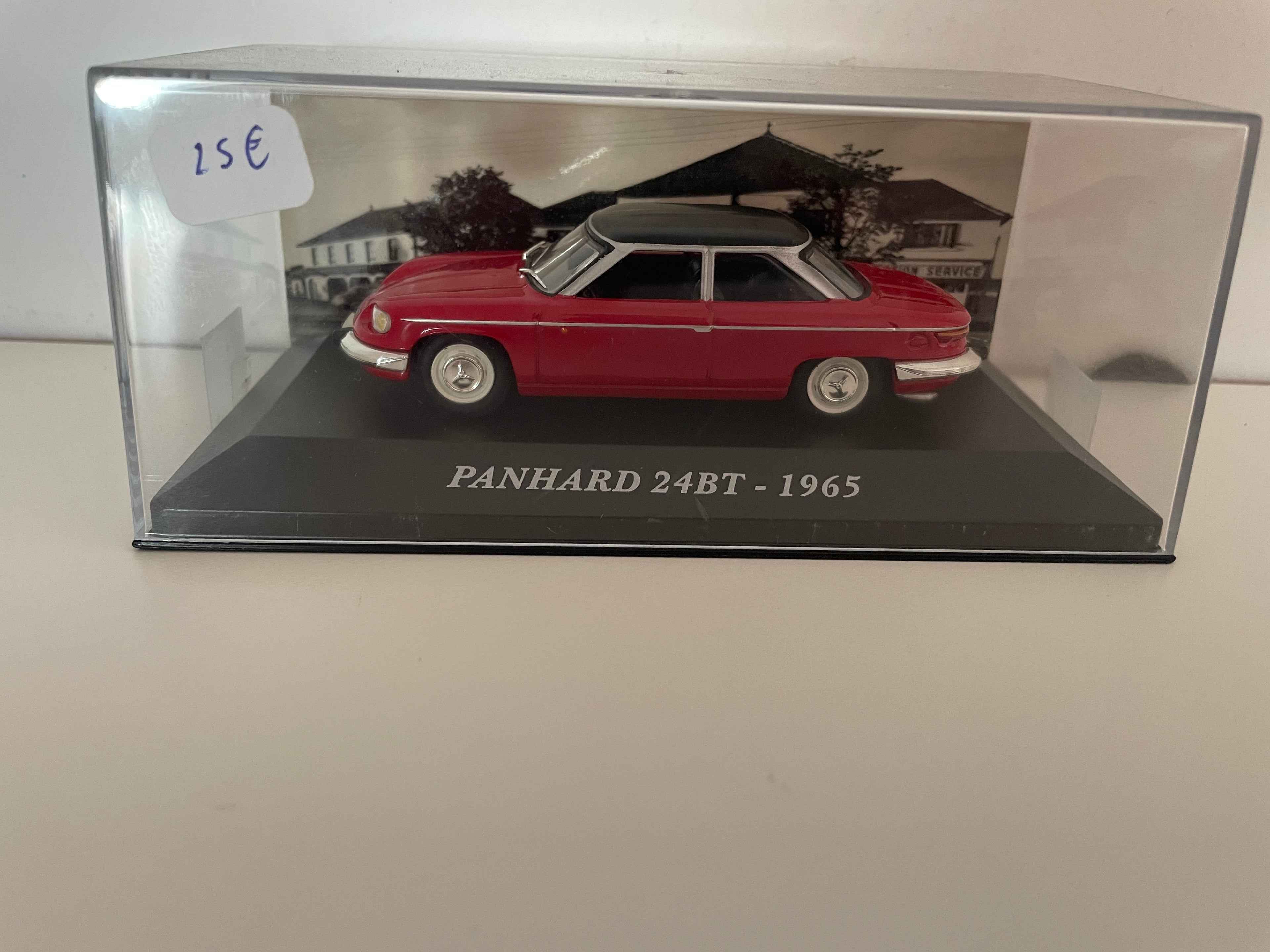 Panhard 24BT rojo de 1965