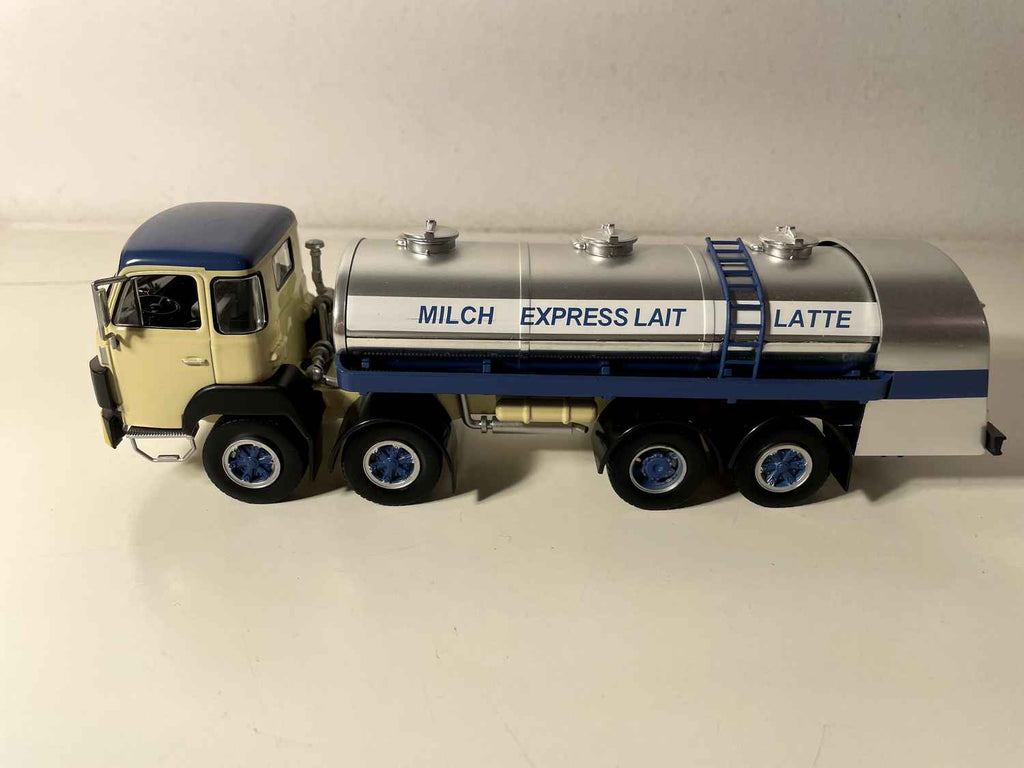 Camion Berna D 330 citerne alimentaire beige et bleue et citerne en inox - Milch express Lait Latte