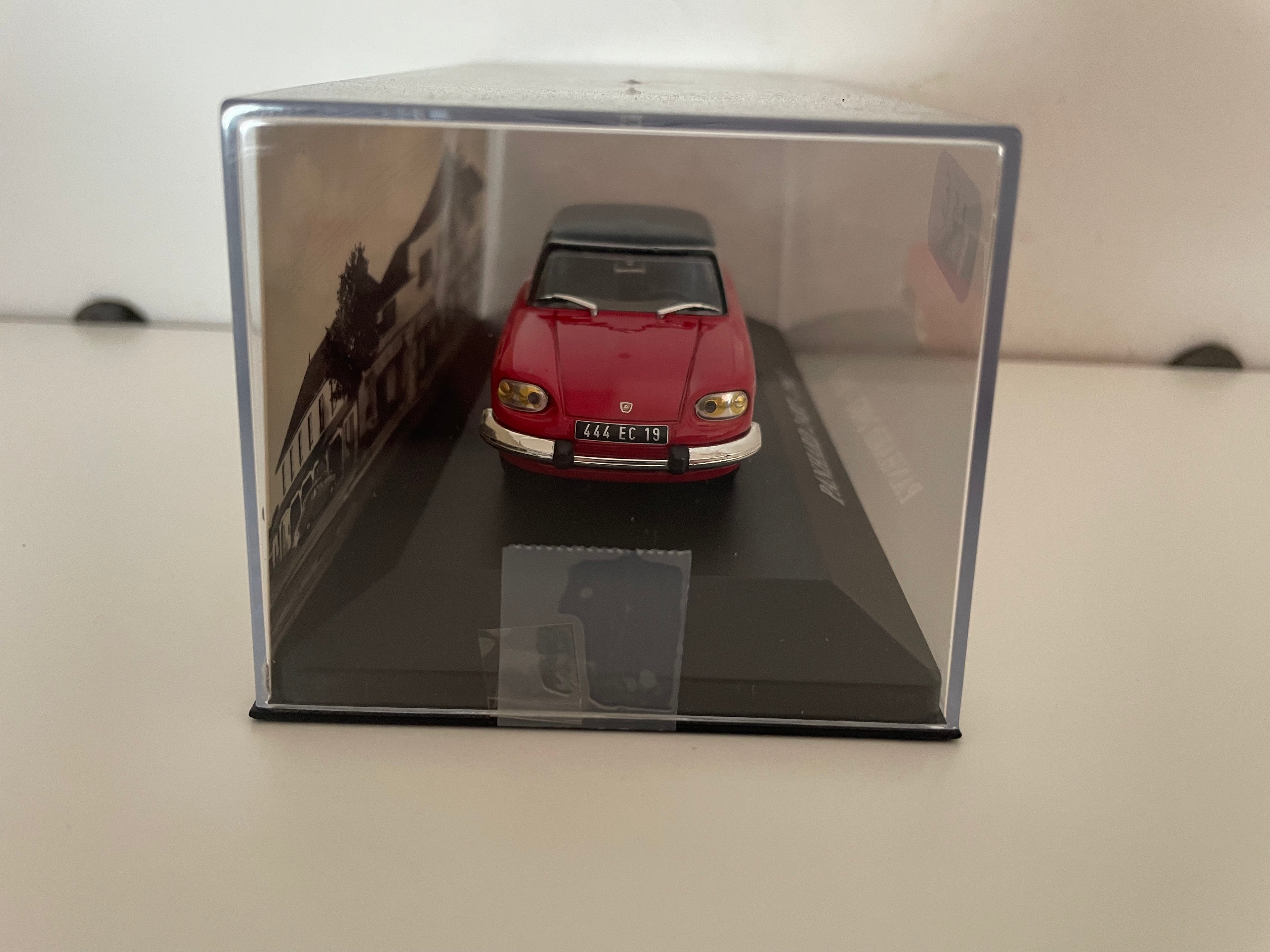 Panhard 24BT rojo de 1965