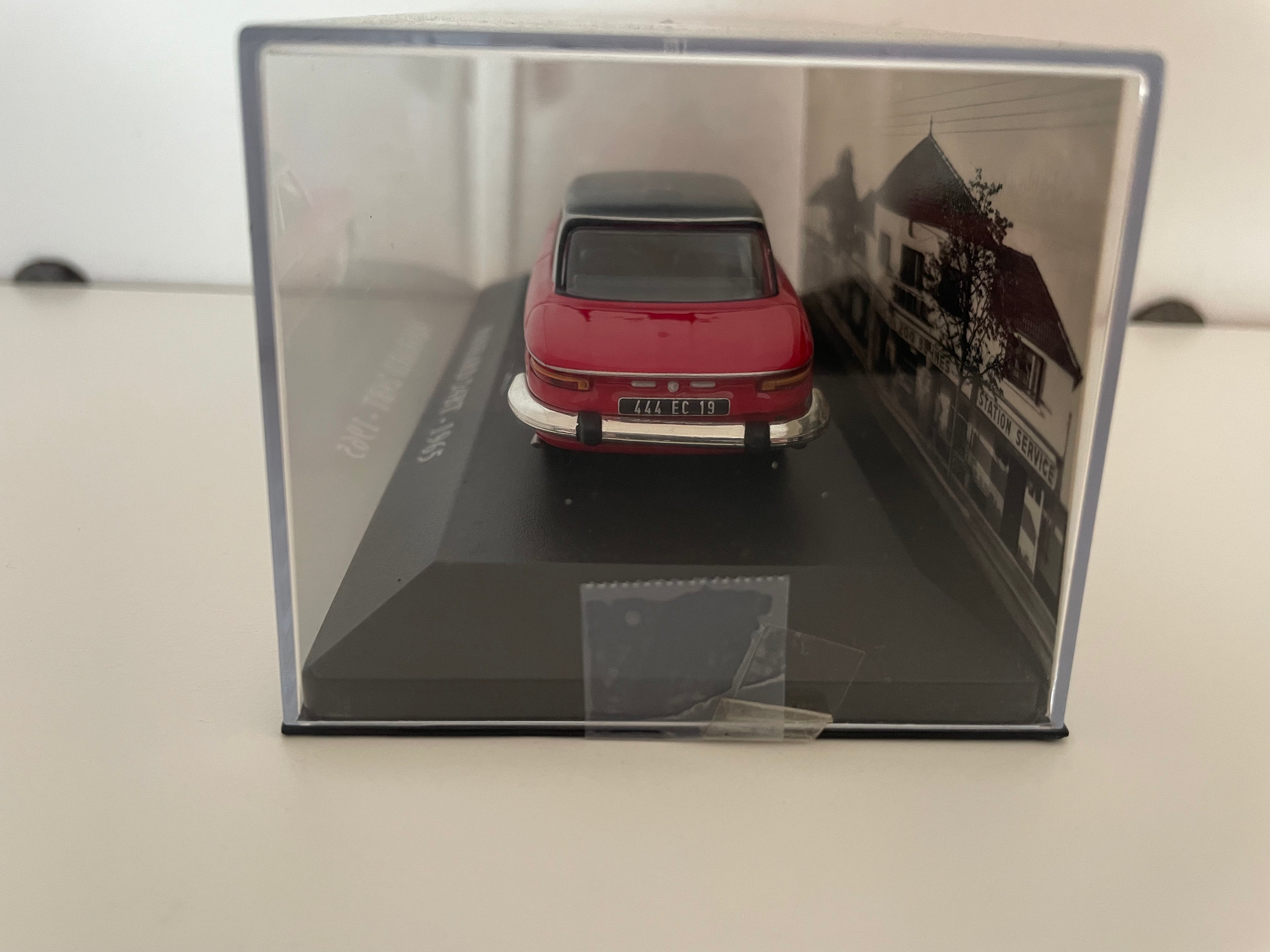 Panhard 24BT rojo de 1965