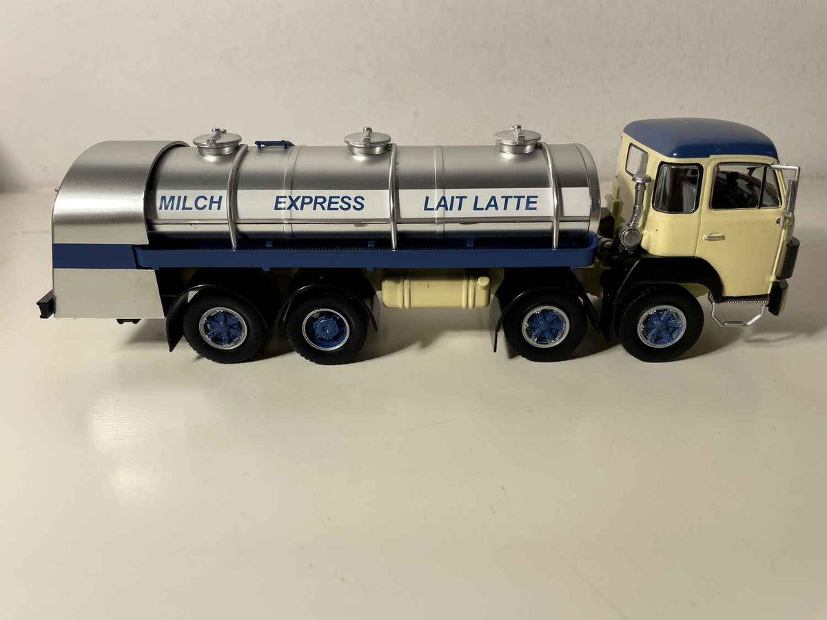 Camion Berna D 330 citerne alimentaire beige et bleue et citerne en inox - Milch express Lait Latte