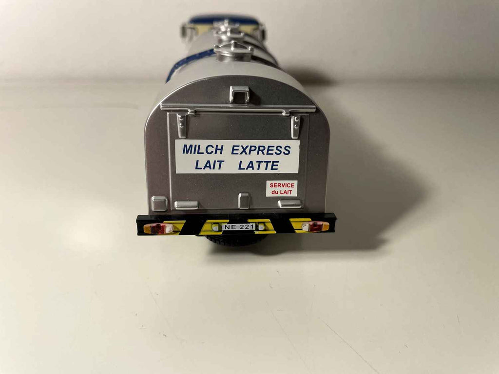 Camion Berna D 330 citerne alimentaire beige et bleue et citerne en inox - Milch express Lait Latte