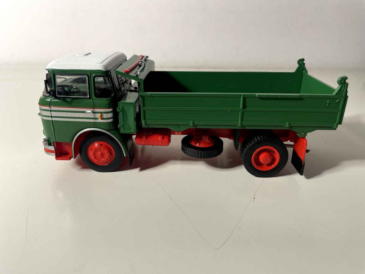 Camión plataforma Skoda Liaz 706MTS (Checoslovaquia 1969) - camión verde con techo de cabina blanco