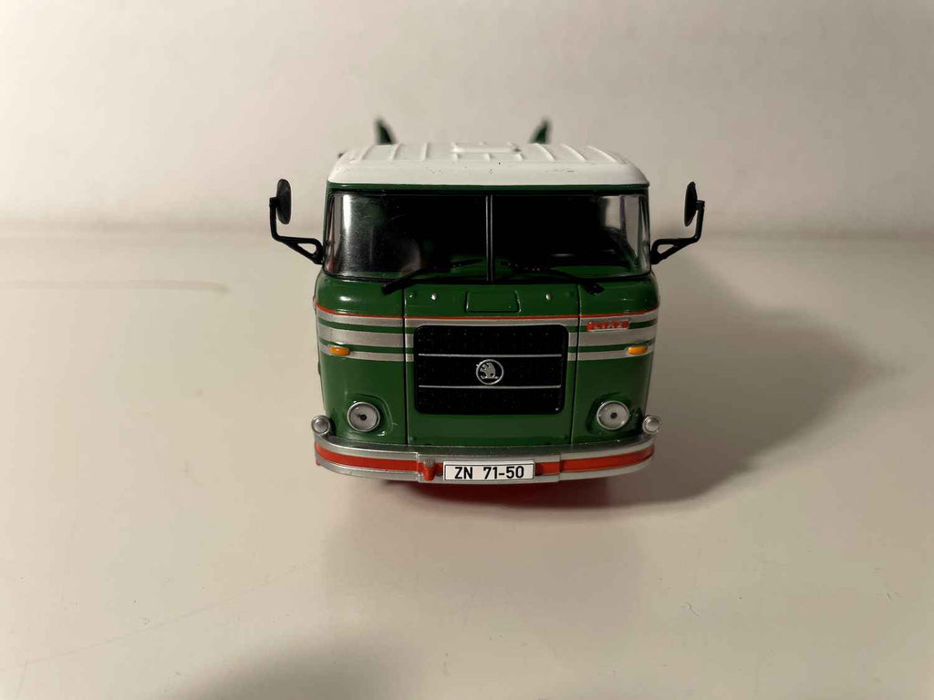 Camion plateau Skoda Liaz 706MTS (Tchécoslovaquie 1969) - camion vert et toit de cabine blanc