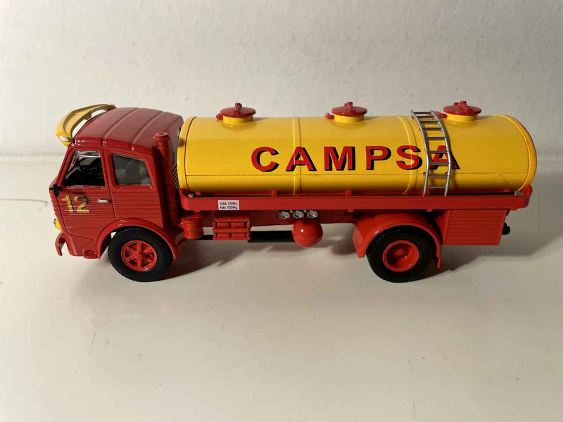 PEGASO Z-206 BARAJAS tankwagen uit 1956 (rode vrachtwagen en gele tankwagen met op de tankwagen de tekst CAMPSA)