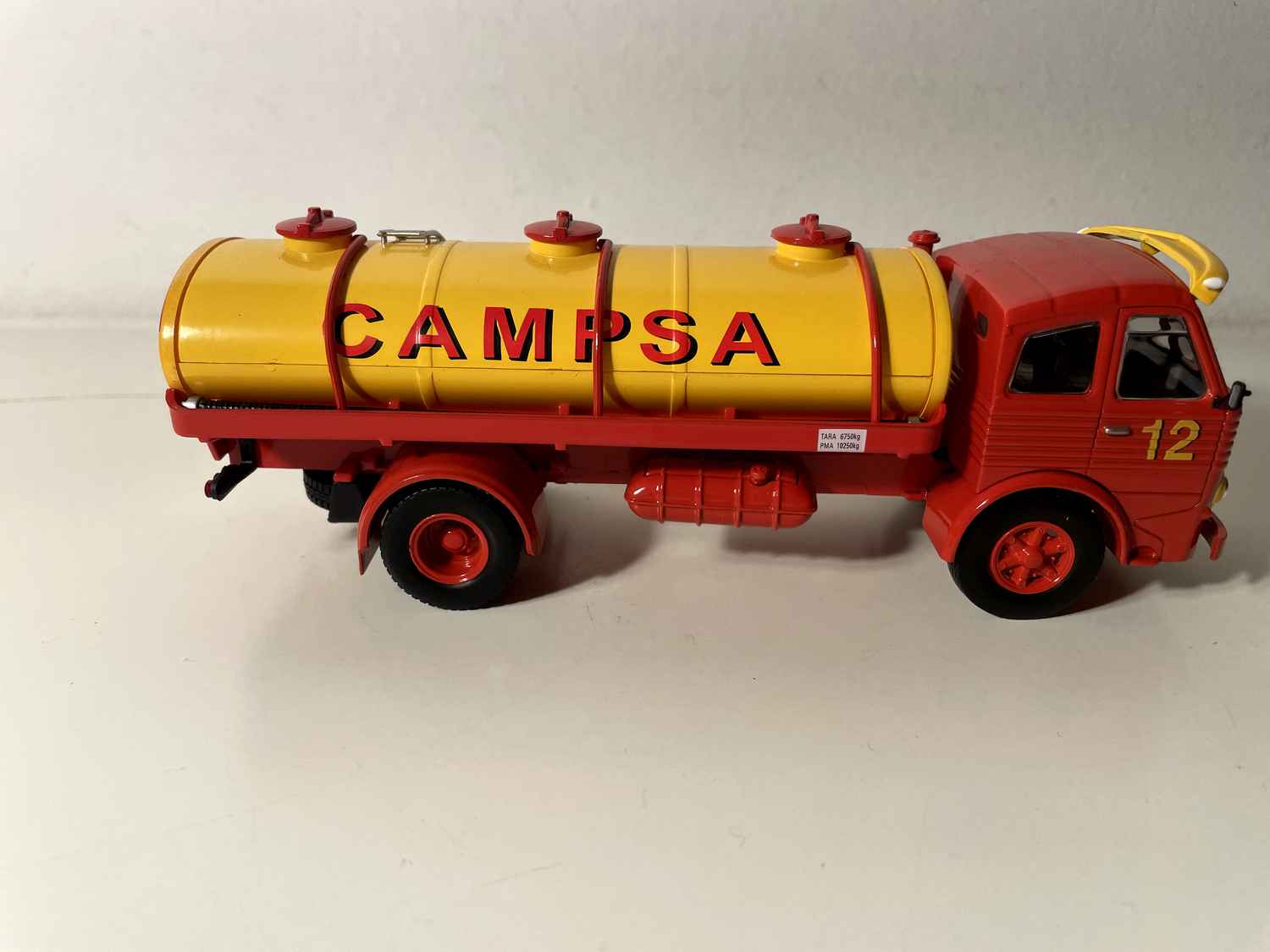 Camión cisterna PEGASO Z-206 BARAJAS de 1956 (camión rojo y cisterna amarilla con la inscripción CAMPSA en la cisterna)