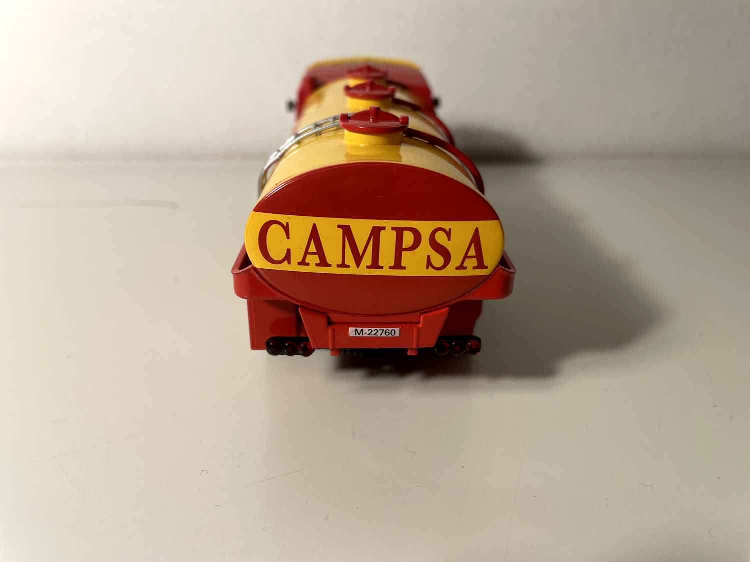 Camión cisterna PEGASO Z-206 BARAJAS de 1956 (camión rojo y cisterna amarilla con la inscripción CAMPSA en la cisterna)