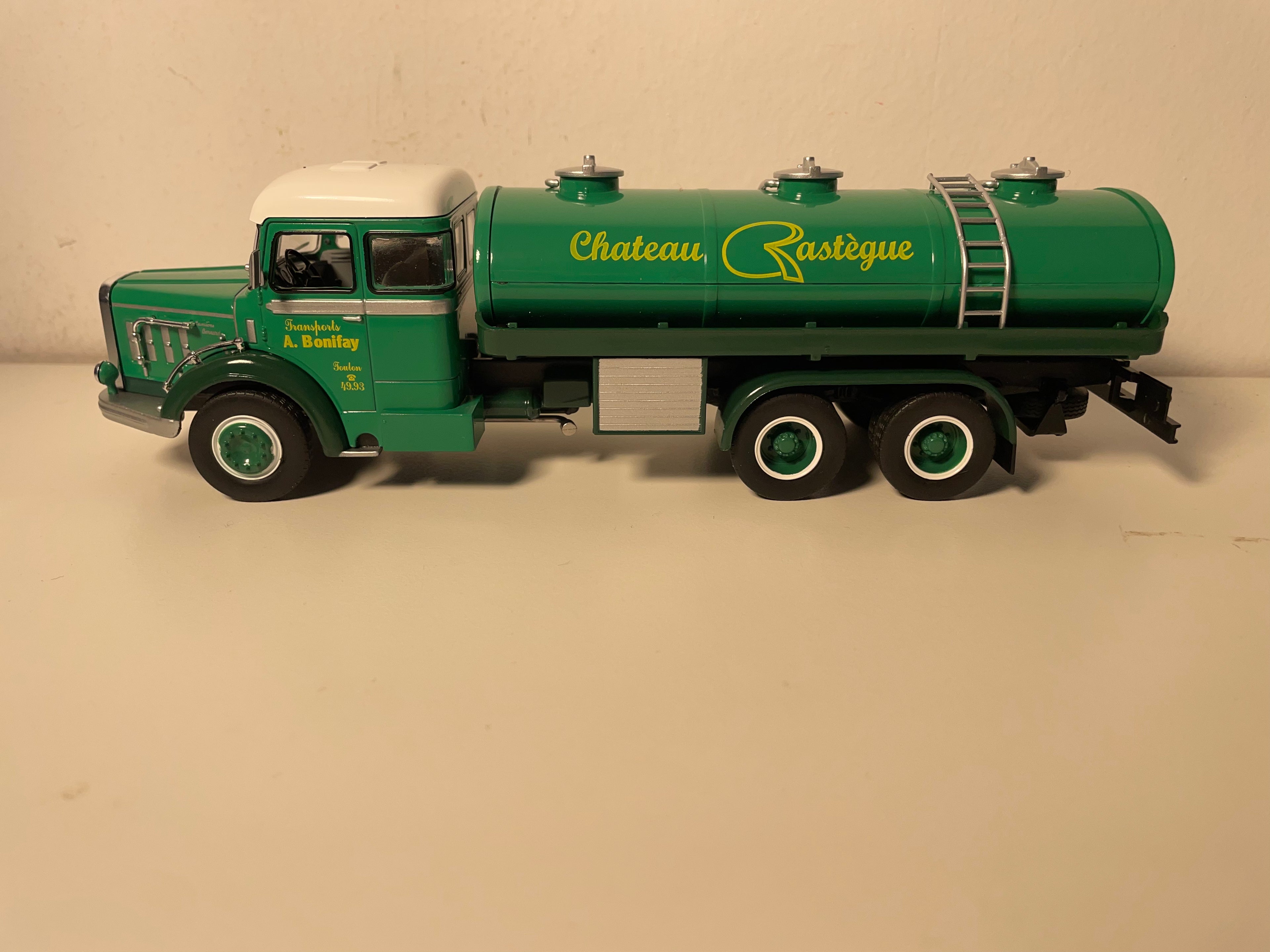 Bernard 6 R 180 Camion vun 1964 gréngen Kesselcamion "Château Rastègue"