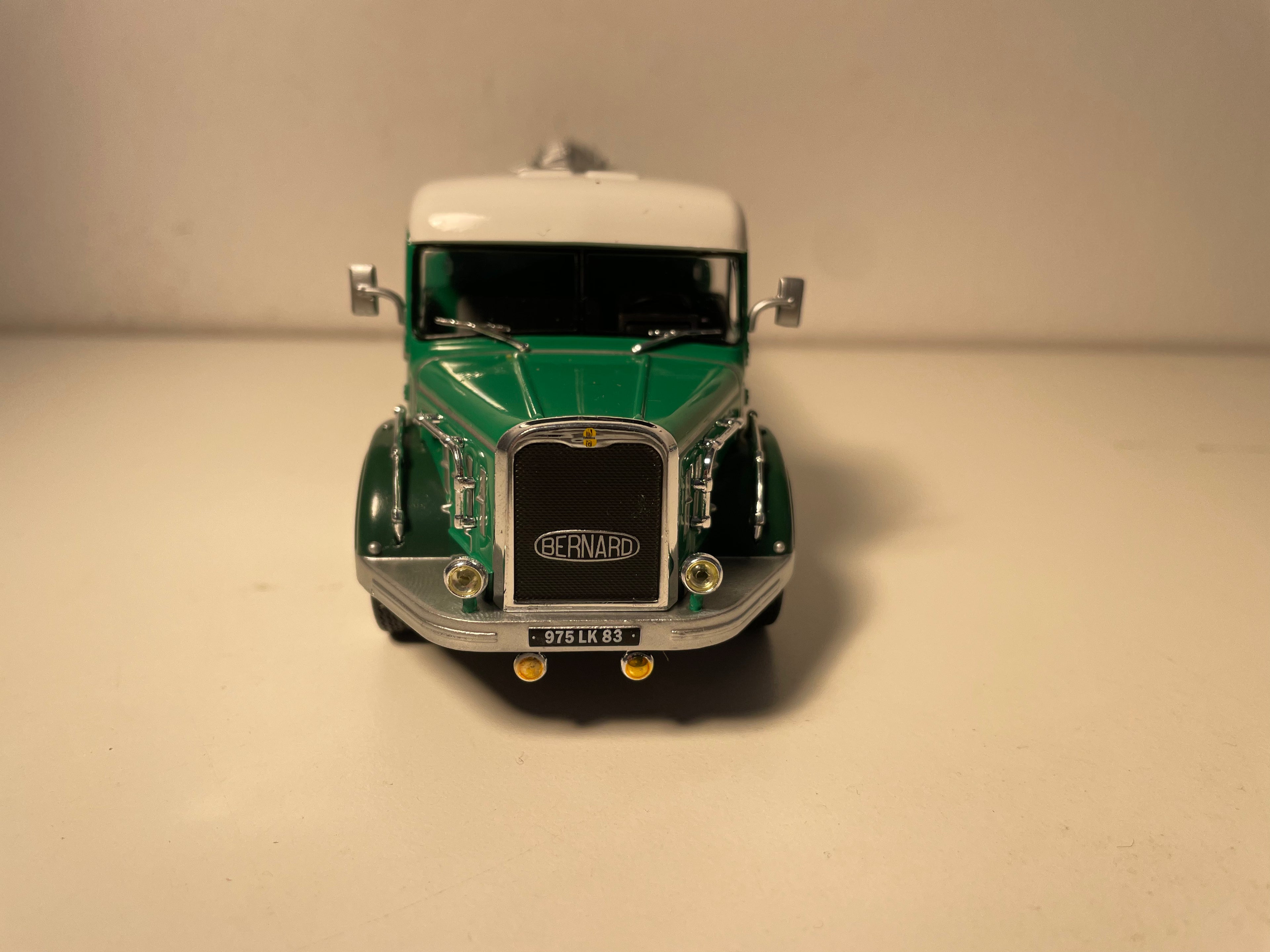 Bernard 6 R 180 Camion vun 1964 gréngen Kesselcamion "Château Rastègue"