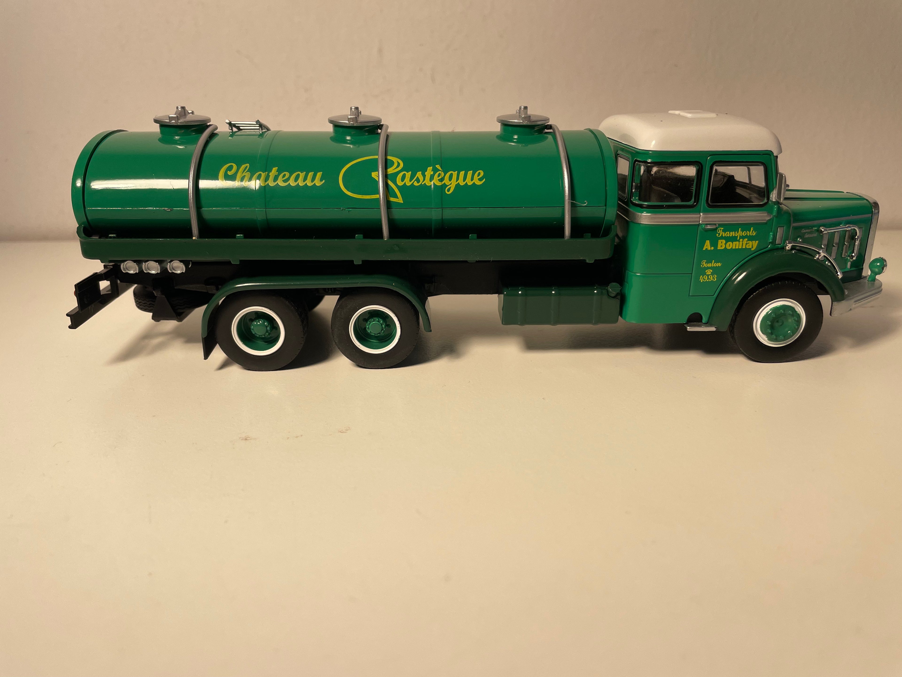 Bernard 6 R 180 Camion vun 1964 gréngen Kesselcamion "Château Rastègue"