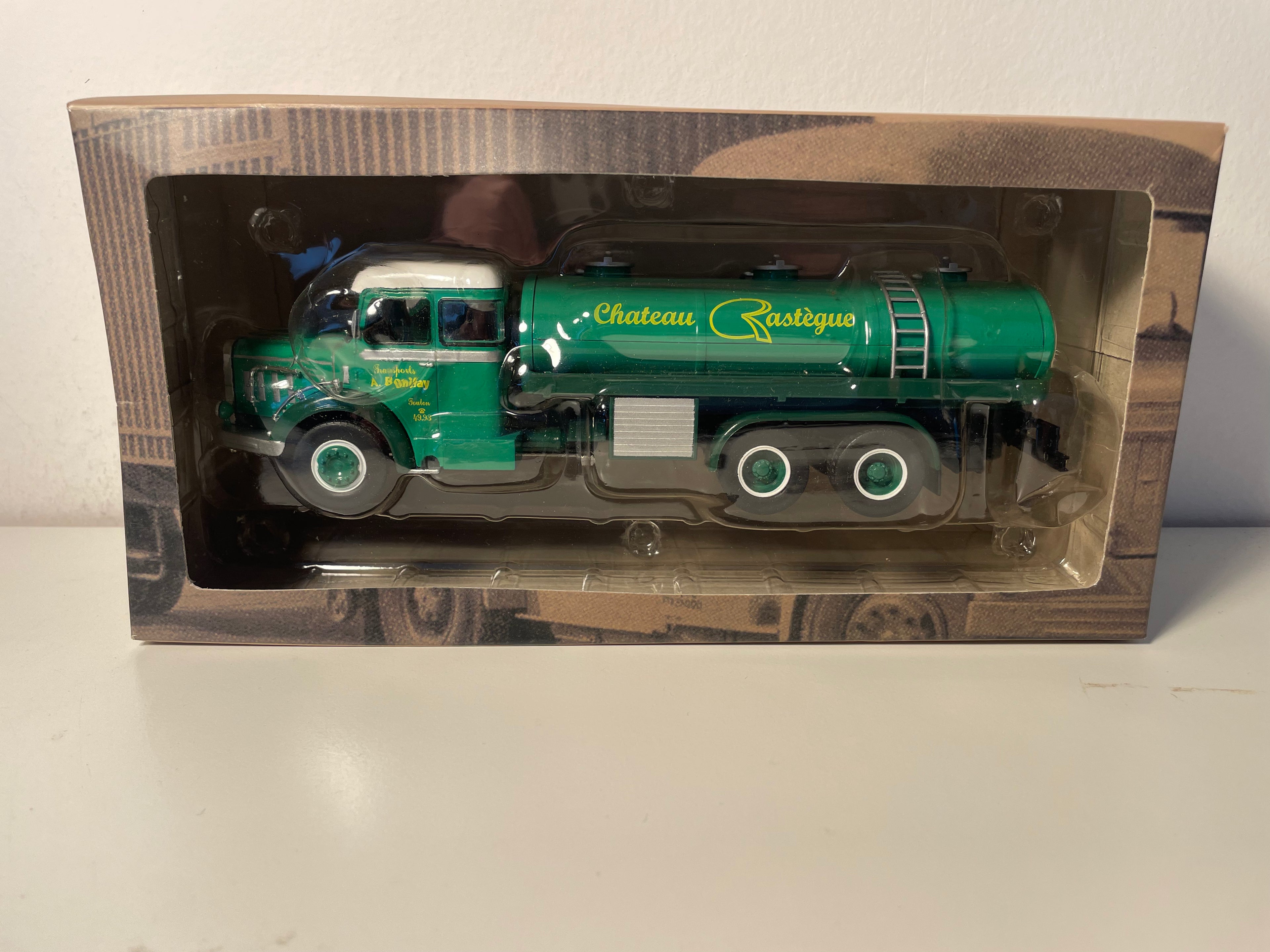 Bernard 6 R 180 Camion vun 1964 gréngen Kesselcamion "Château Rastègue"