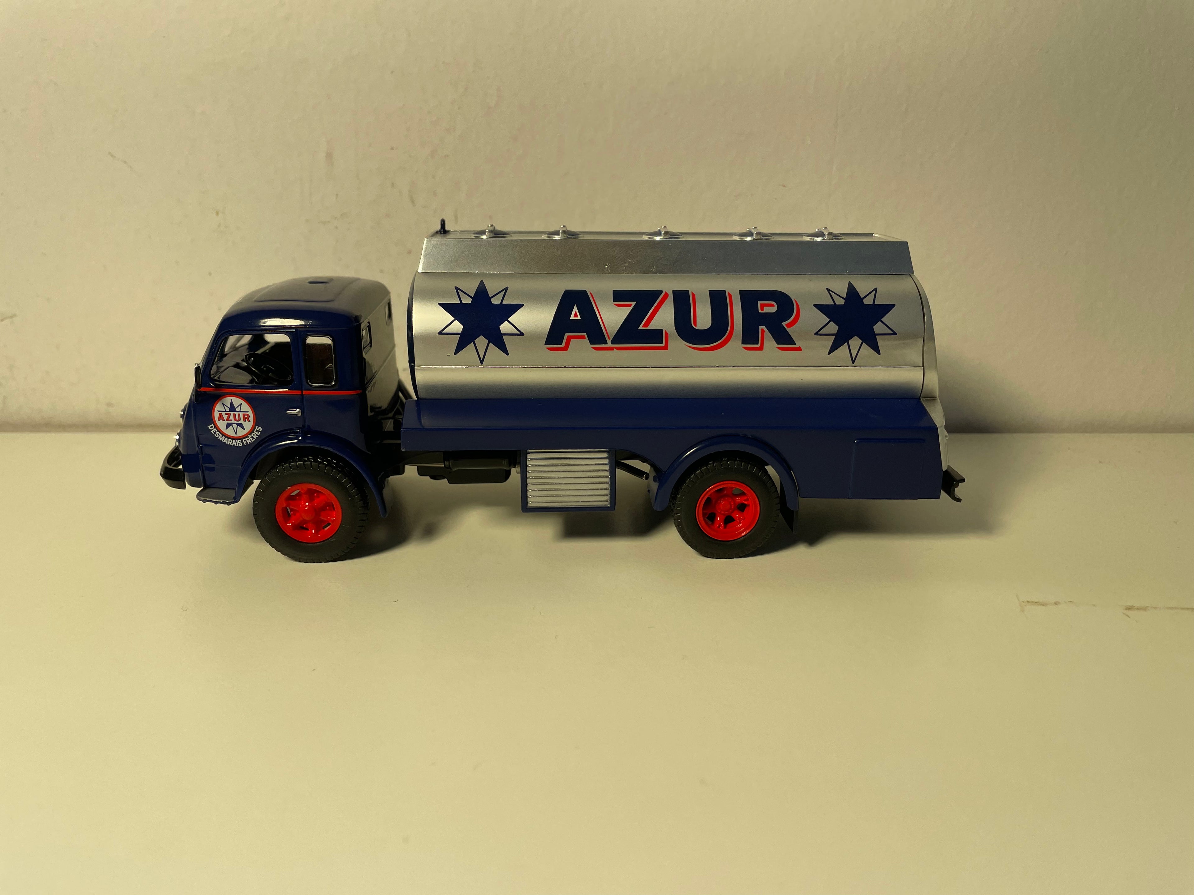Camion RENAULT Fainéant citerne AZUR