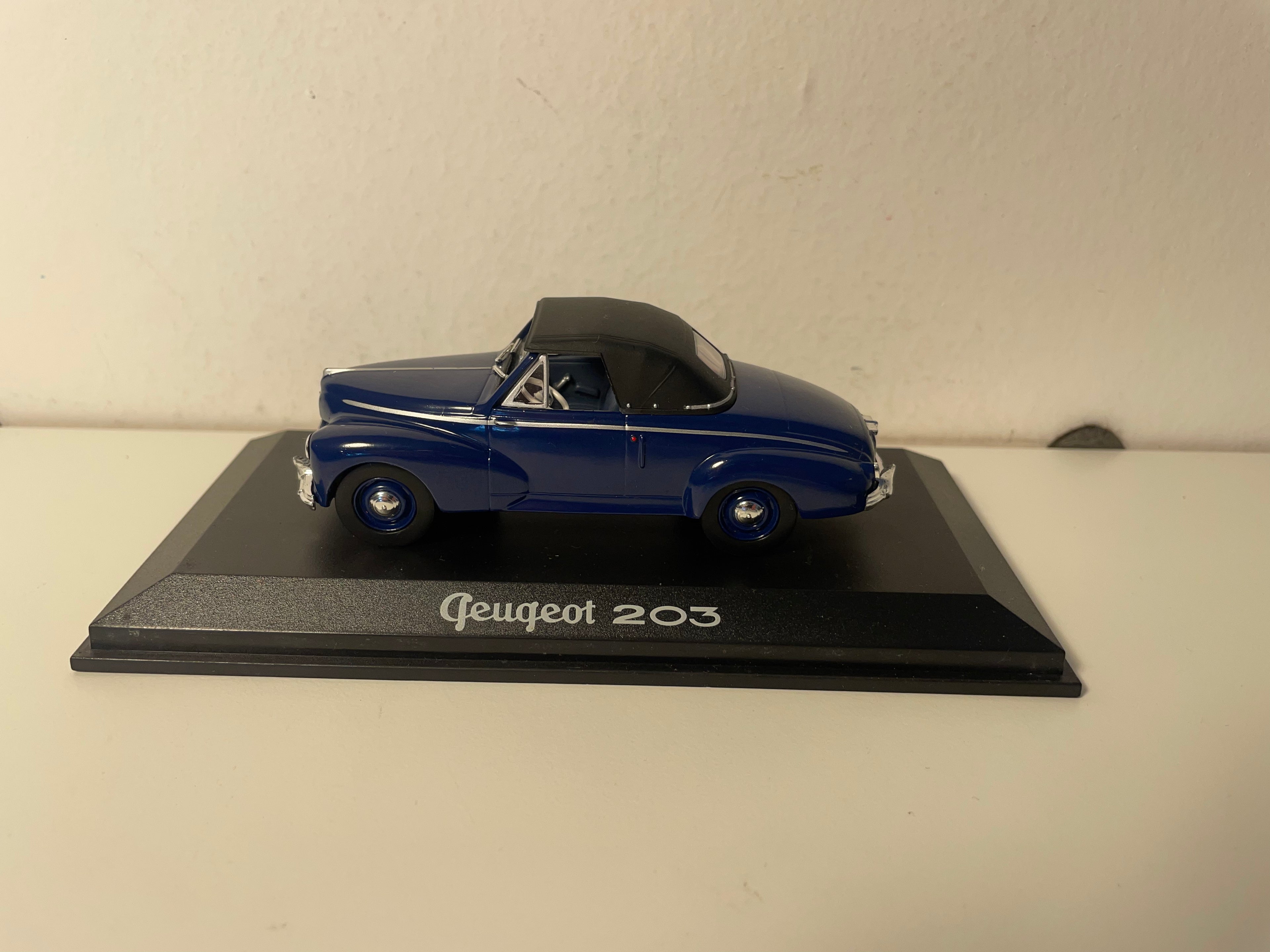 Peugeot 203 bleue foncée et toit noir - NOREV