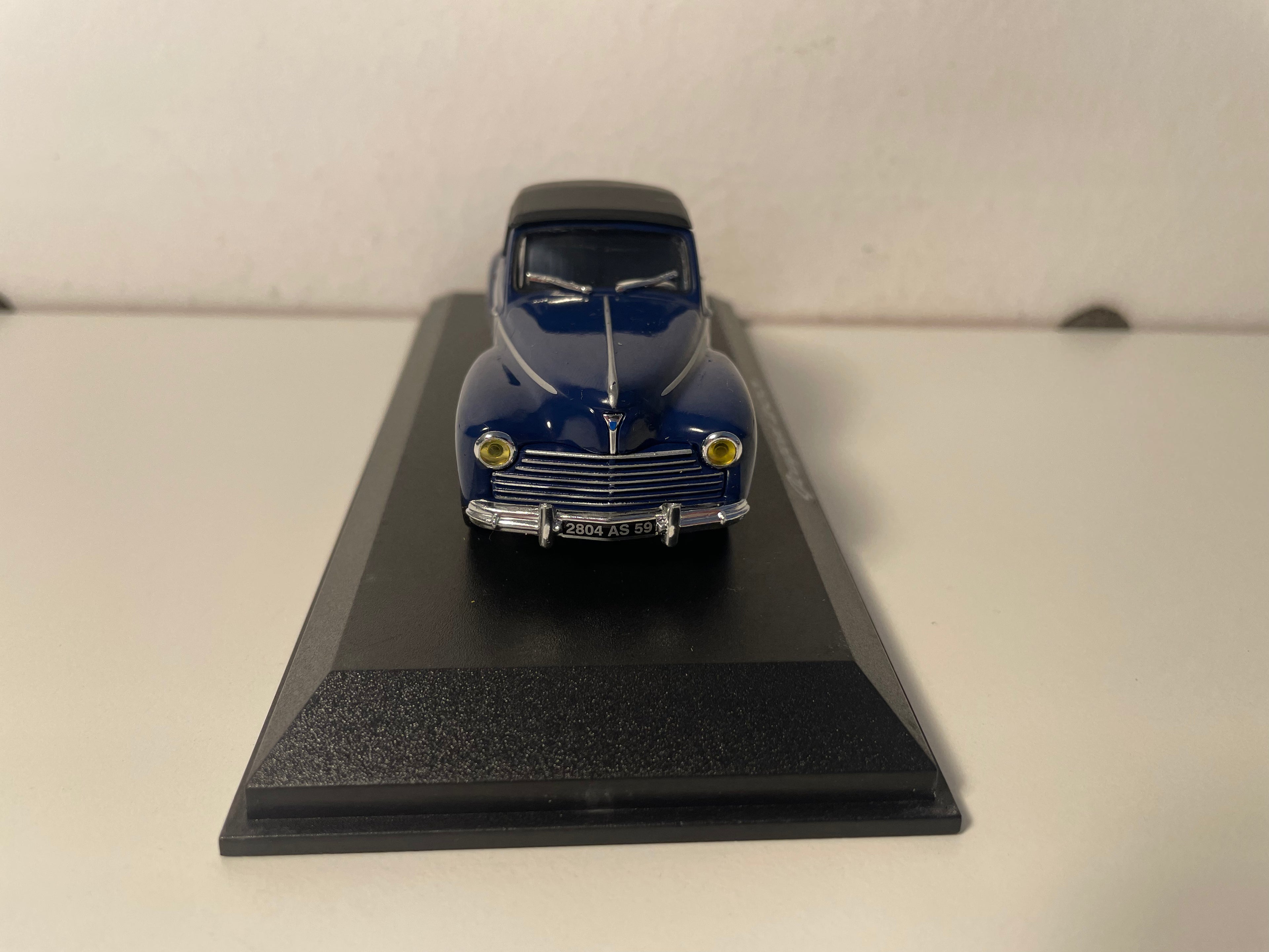 Peugeot 203 bleue foncée et toit noir - NOREV