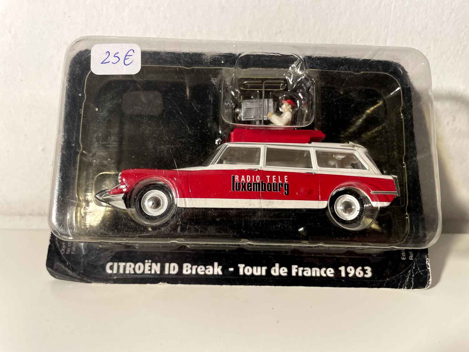Rout-wäiss Citroën ID Break Radio Télé Lëtzebuerg mat Kameramann um Daach vun der Tour de France 1963