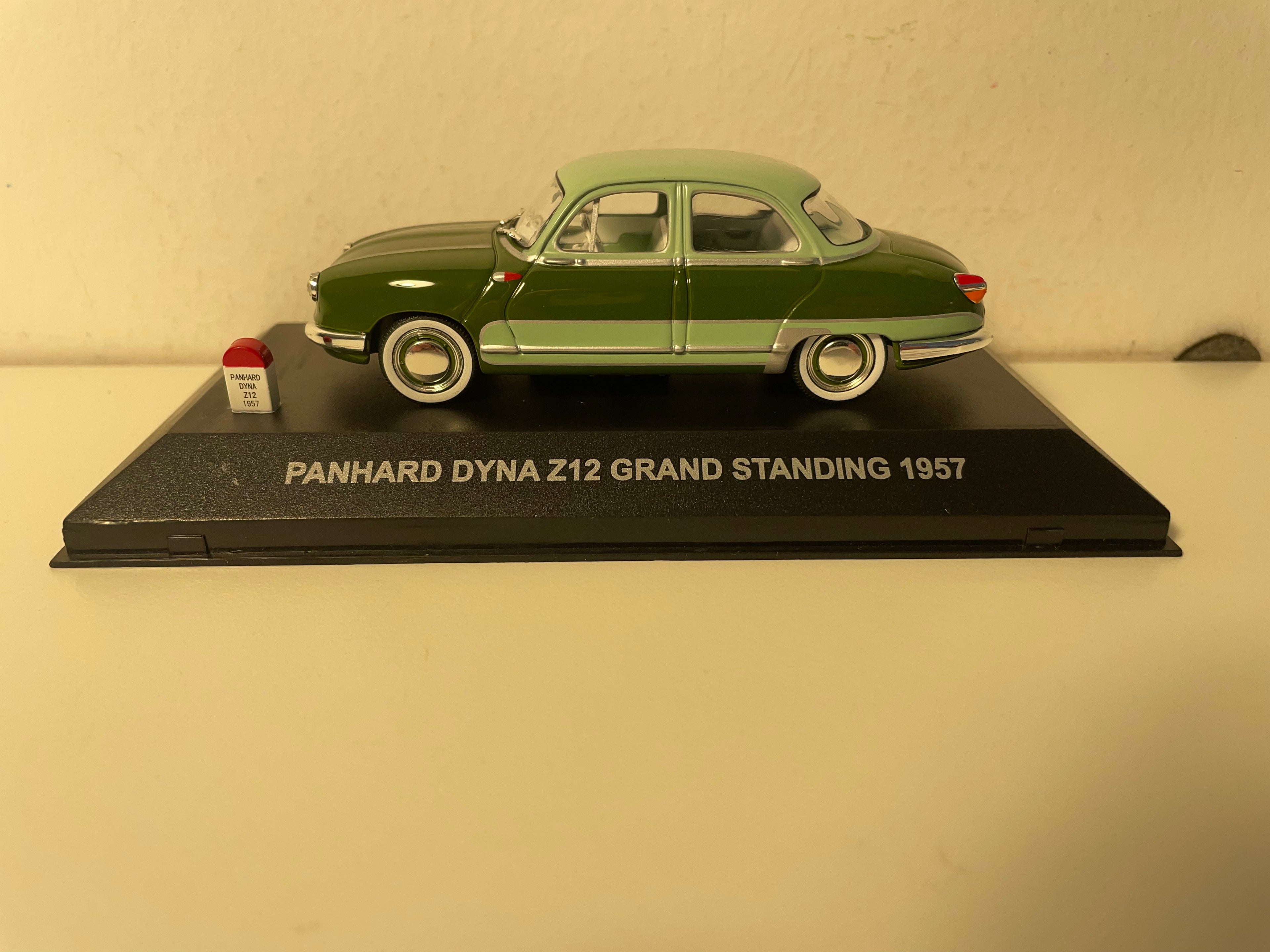 Panhard Dyna Z12 Grand Standing vun 1957 (mat 2 grénge Faarwen)
