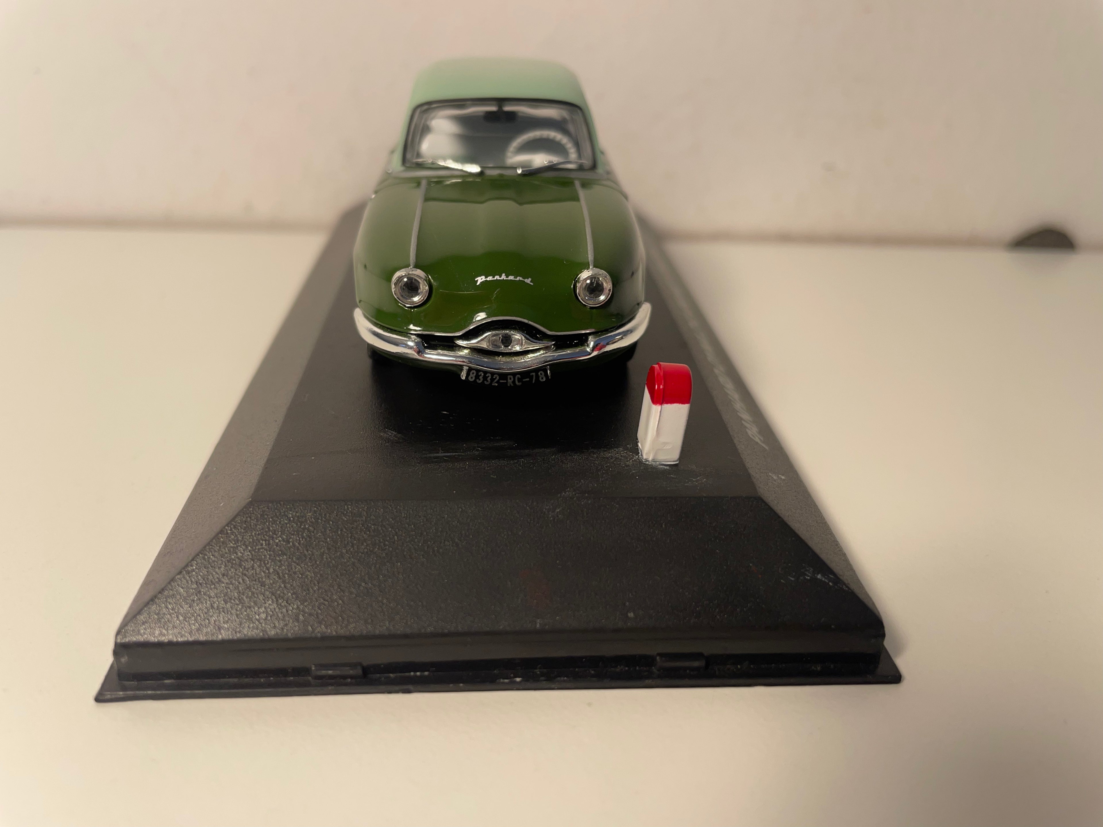 Panhard Dyna Z12 Grand Standing vun 1957 (mat 2 grénge Faarwen)