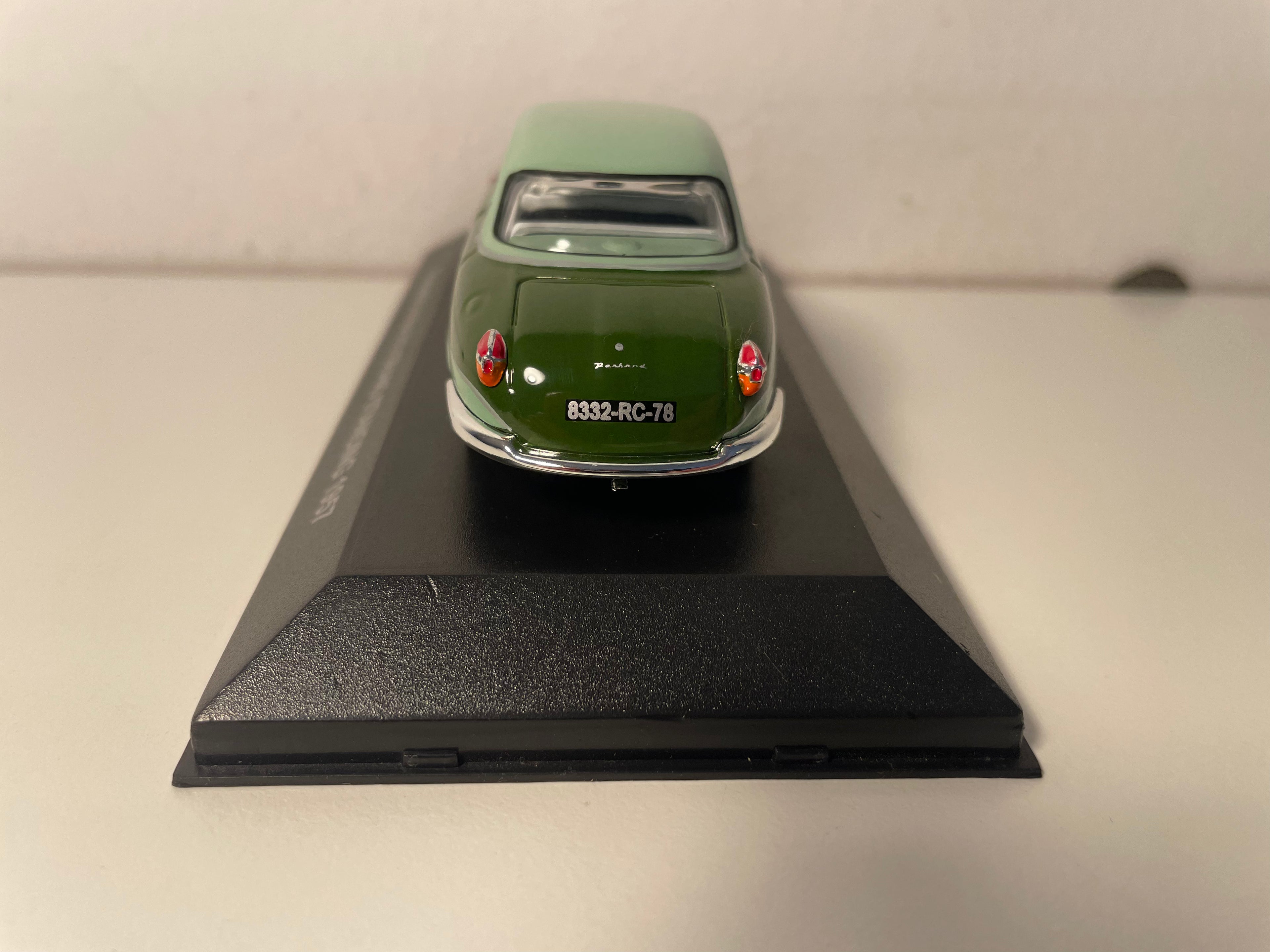 Panhard Dyna Z12 Grand Standing vun 1957 (mat 2 grénge Faarwen)