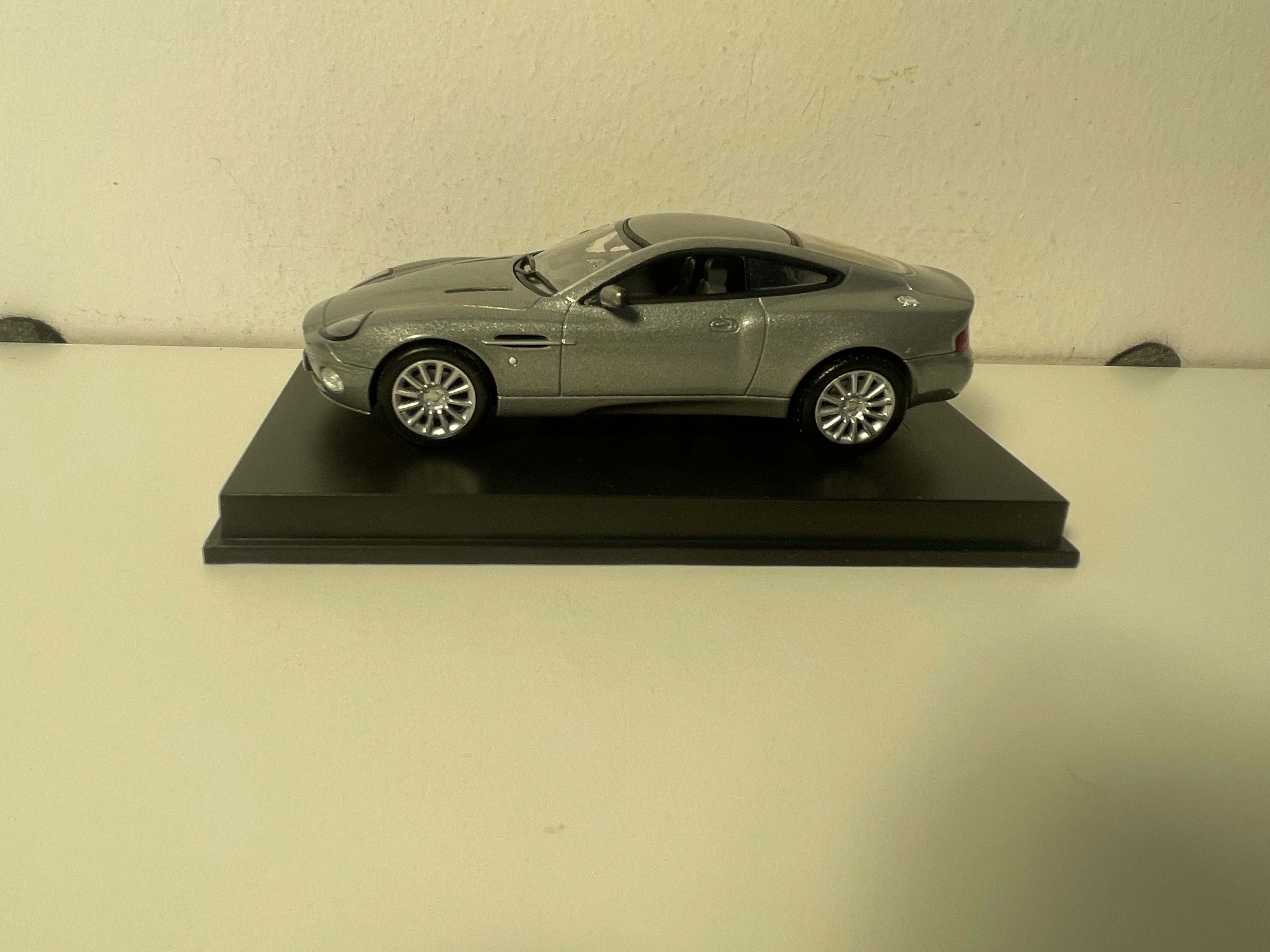 Aston-Martin V12 Vanquish grise - MINICHAMPS