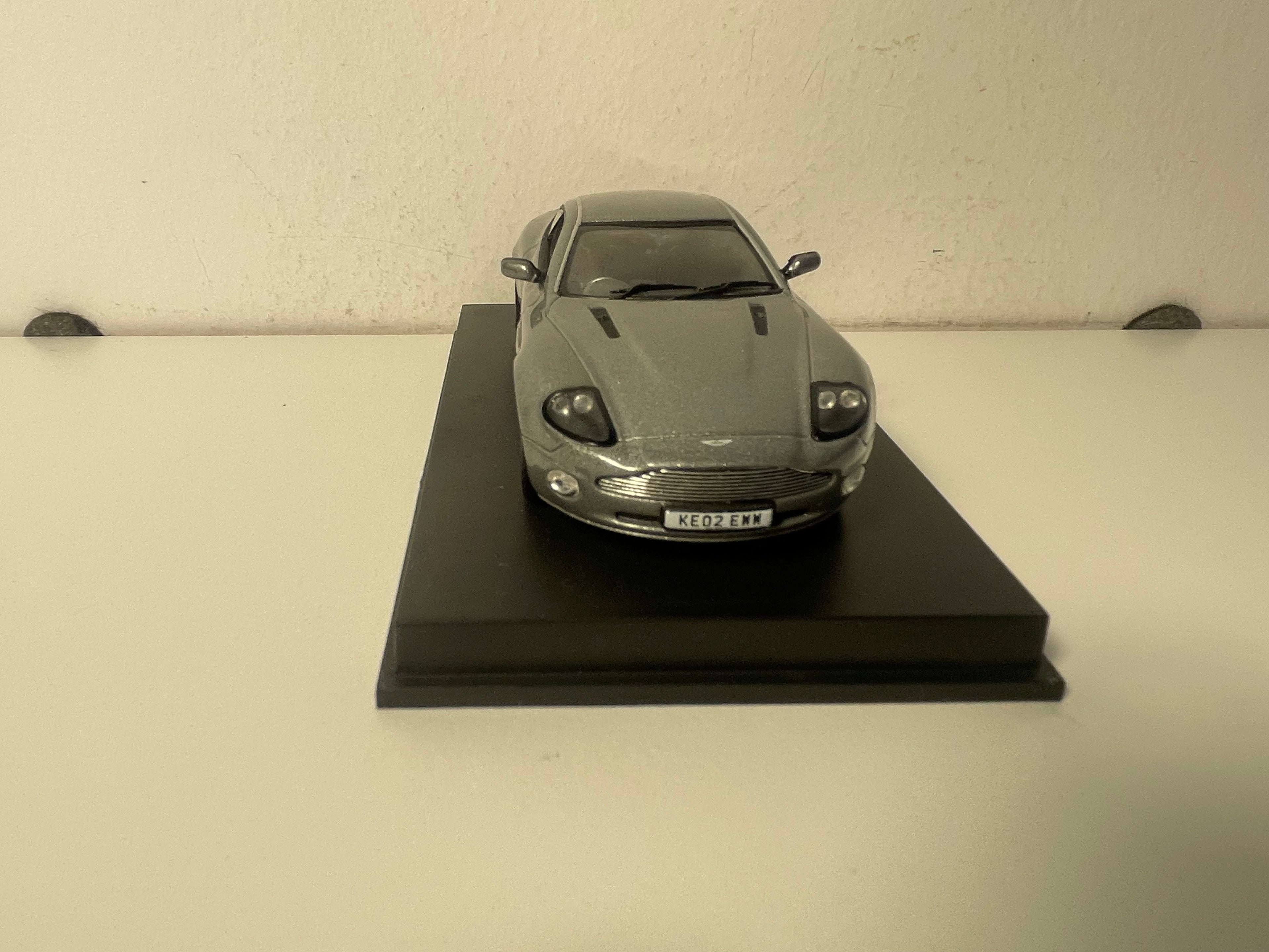 Aston-Martin V12 Vanquish grise - MINICHAMPS