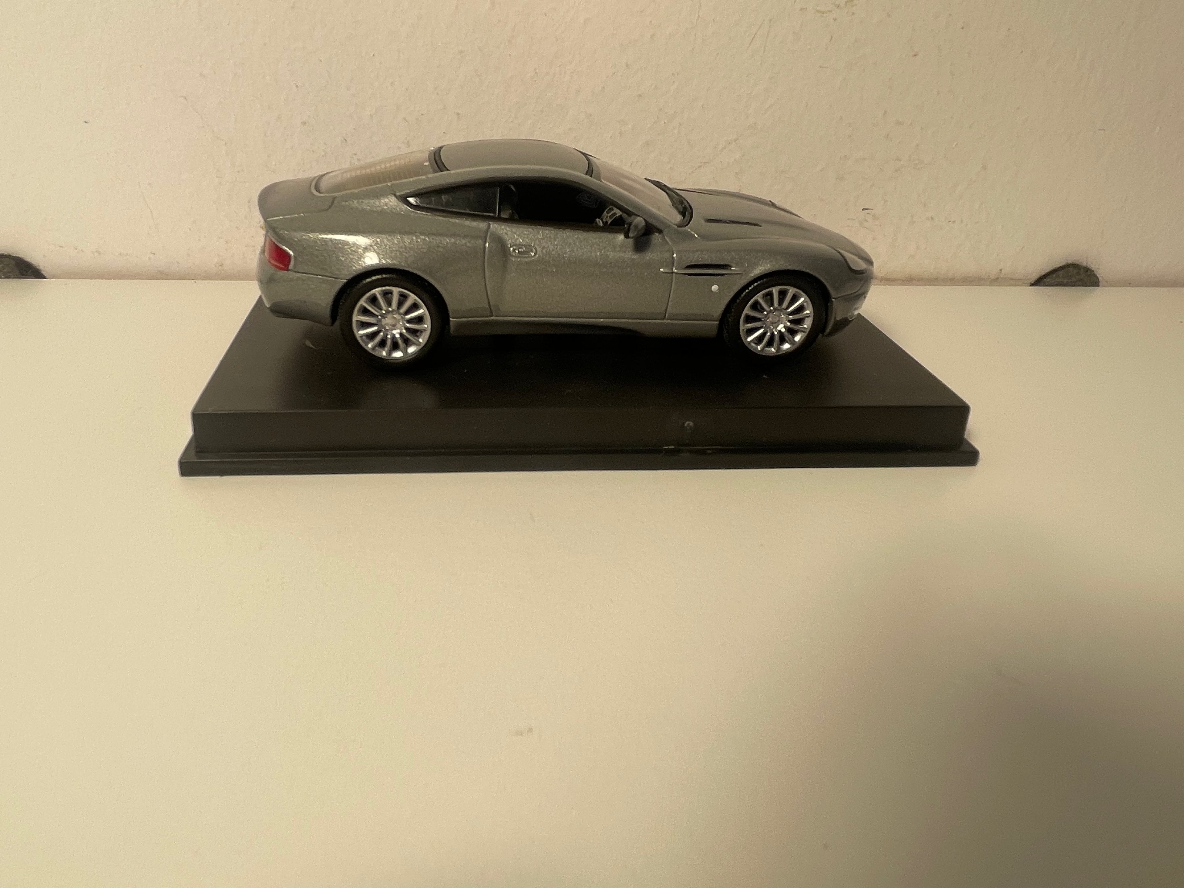 Aston-Martin V12 Vanquish grise - MINICHAMPS