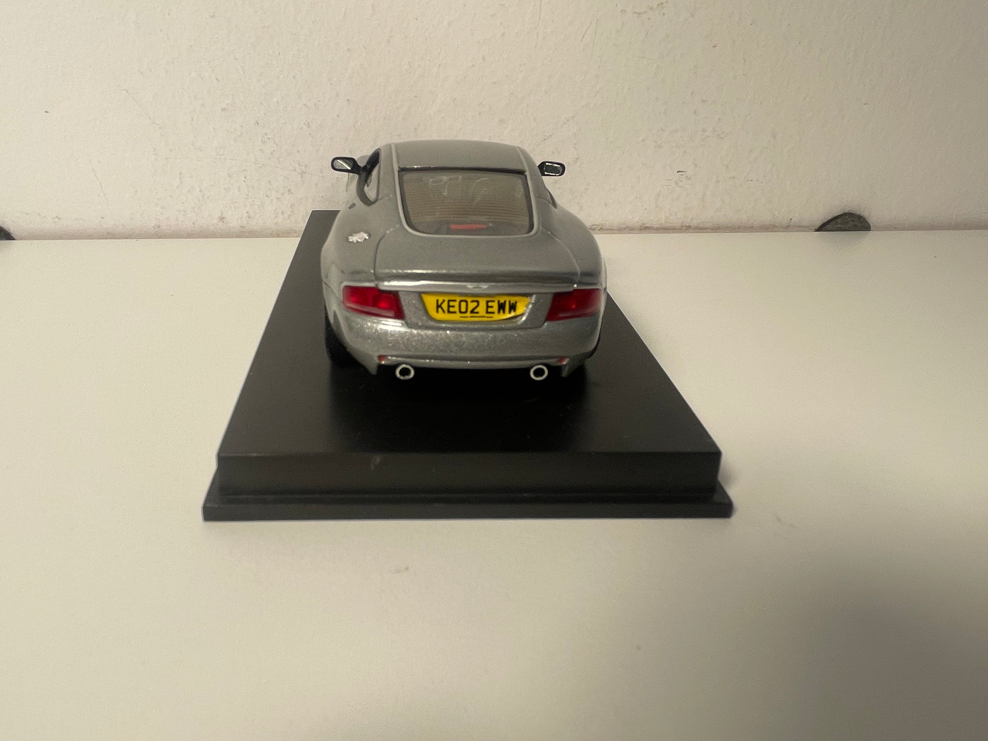 Aston-Martin V12 Vanquish grise - MINICHAMPS