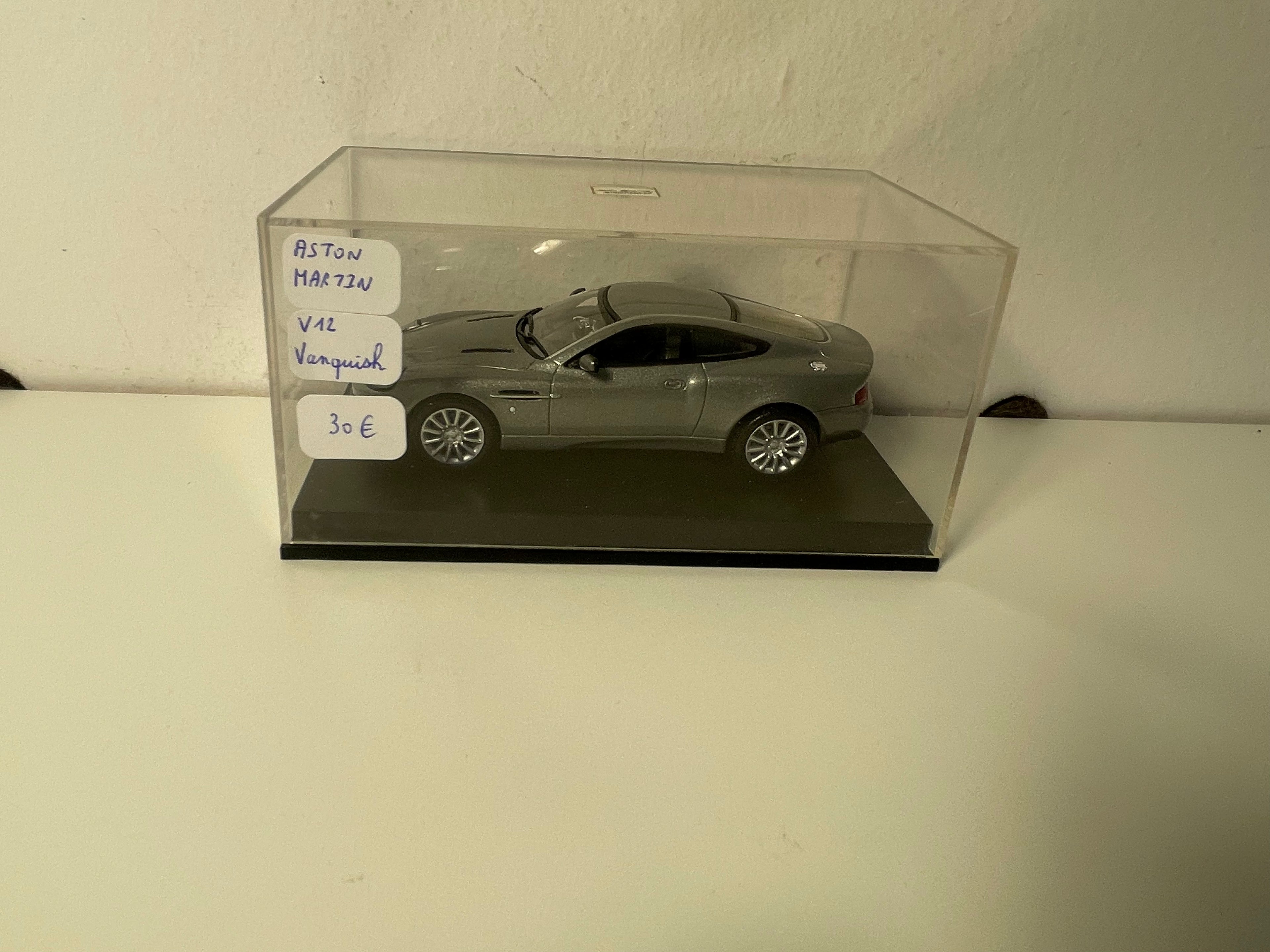 Aston-Martin V12 Vanquish grise - MINICHAMPS