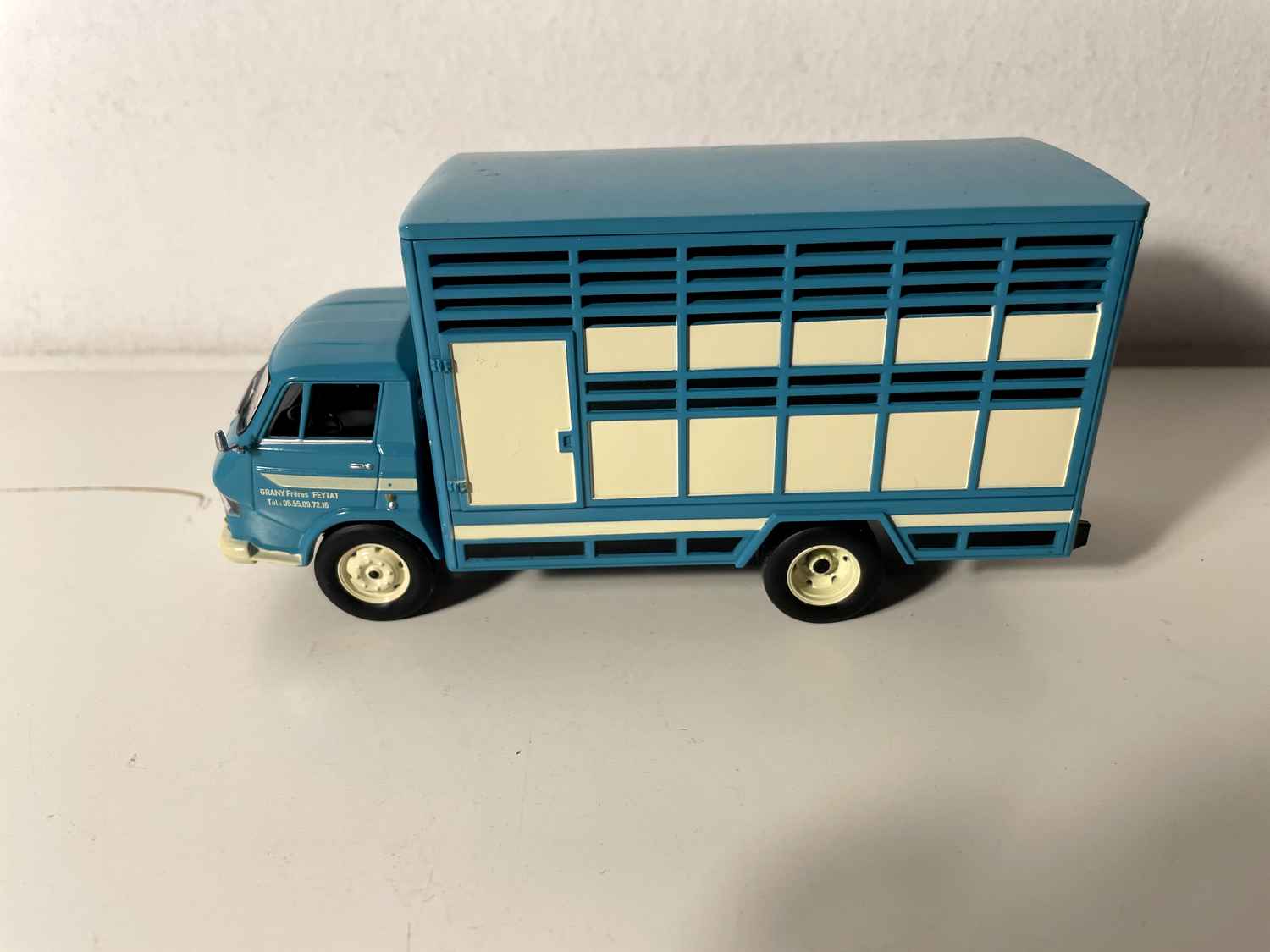 Camião BELPHEGOR 350 de 1969, reboque para gado verde e bege