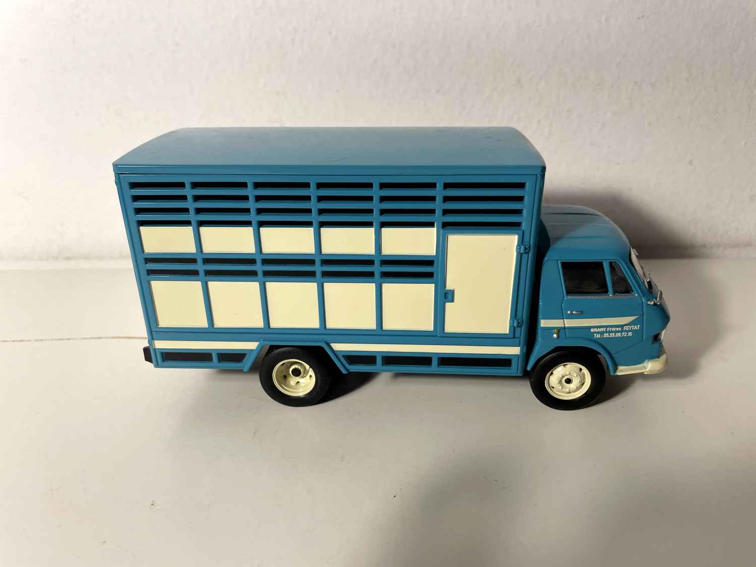 Camião BELPHEGOR 350 de 1969, reboque para gado verde e bege