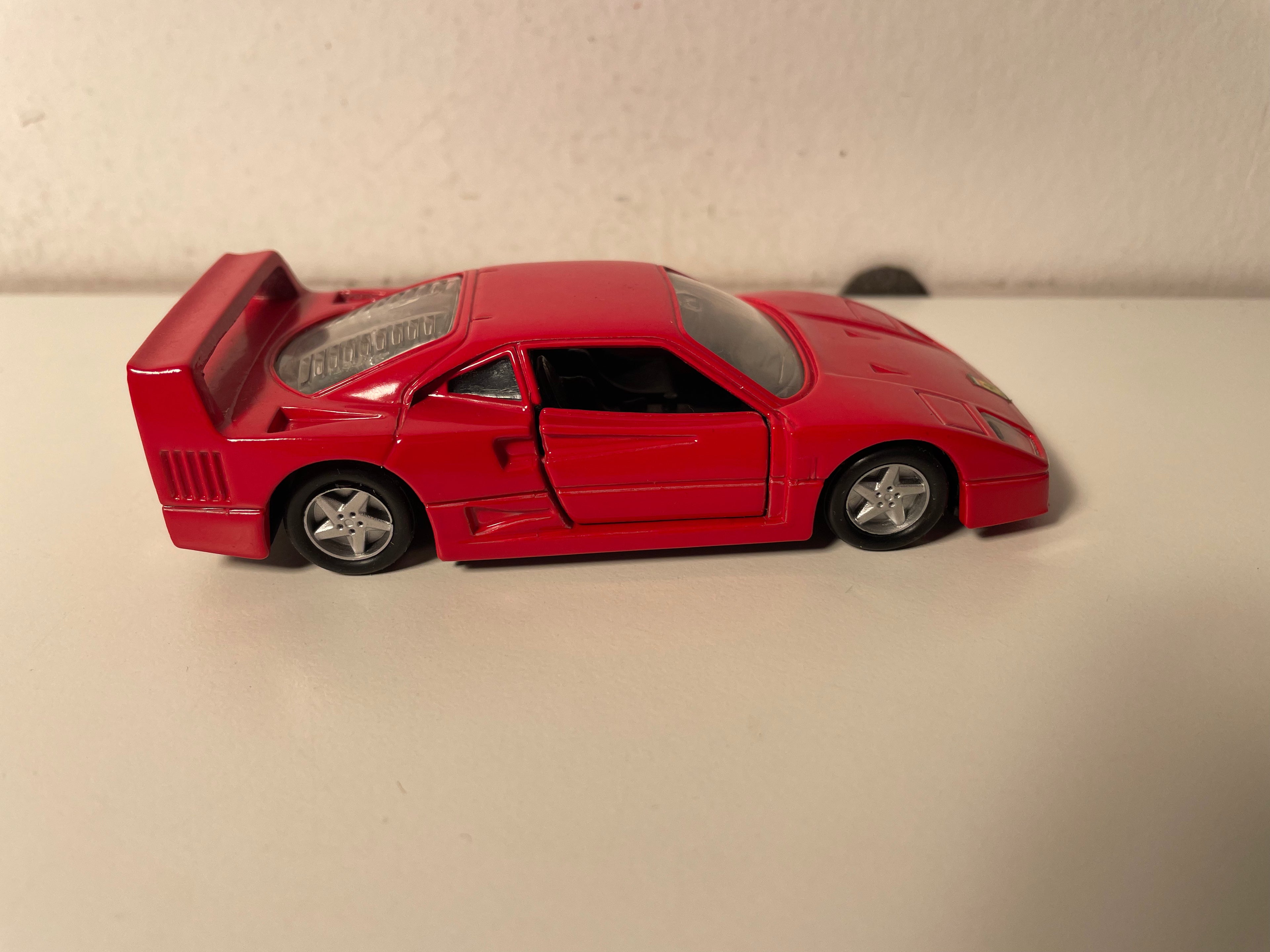 Ferrari F40 rouge - EDOCAR (Attention: ECHELLE: 1/39ème)
