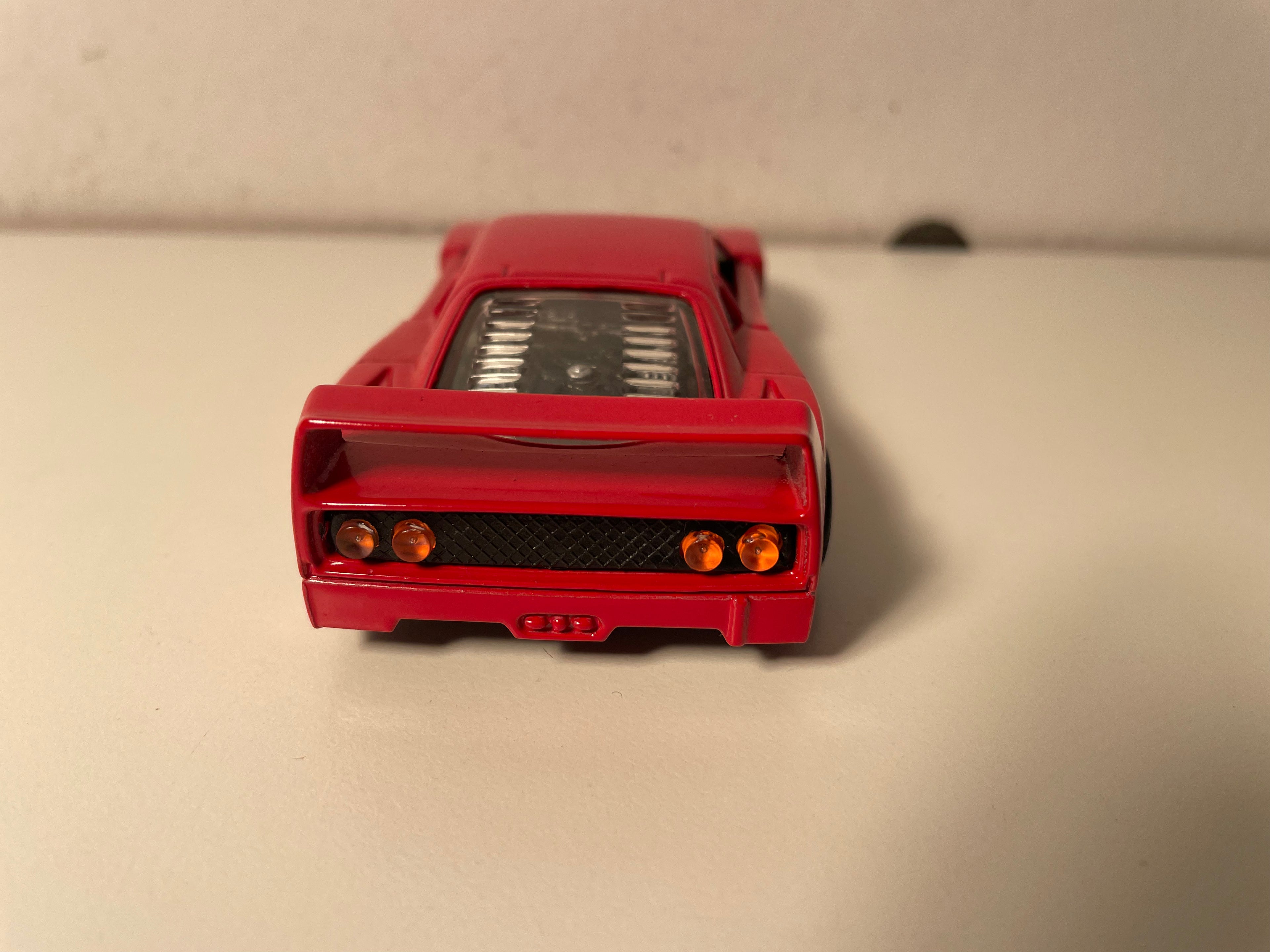 Ferrari F40 rouge - EDOCAR (Attention: ECHELLE: 1/39ème)