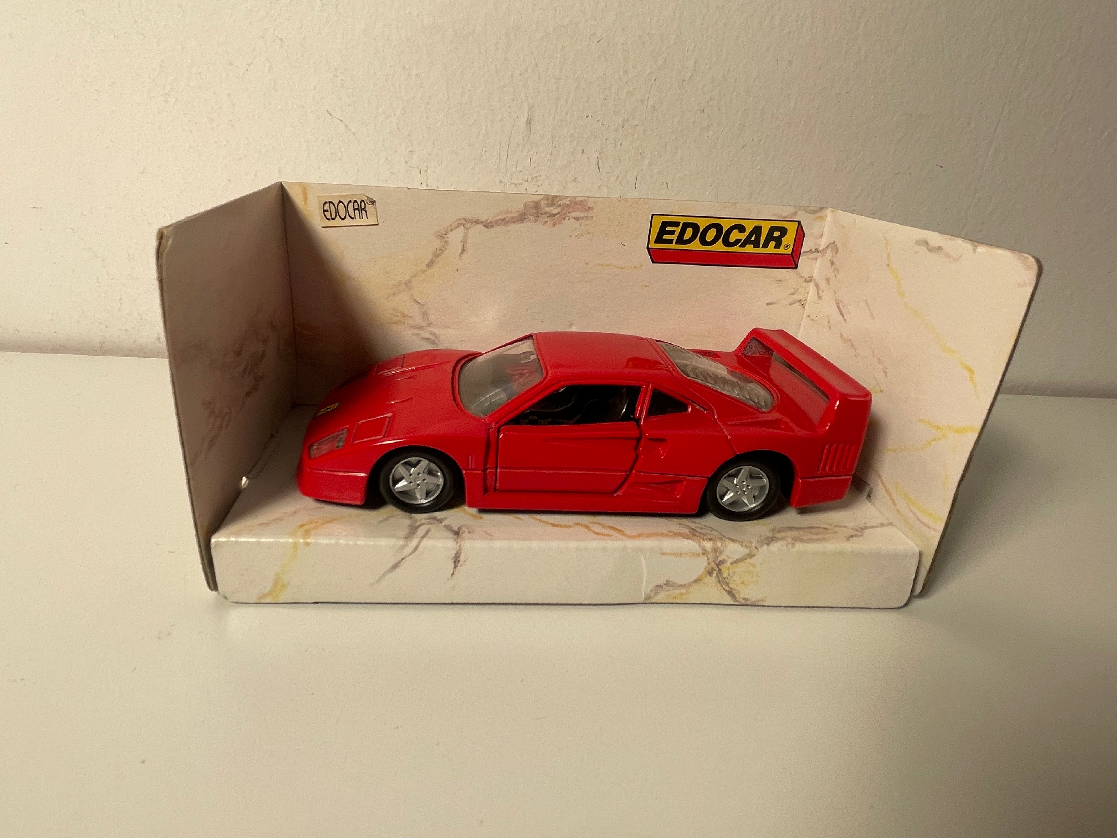Ferrari F40 rouge - EDOCAR (Attention: ECHELLE: 1/39ème)