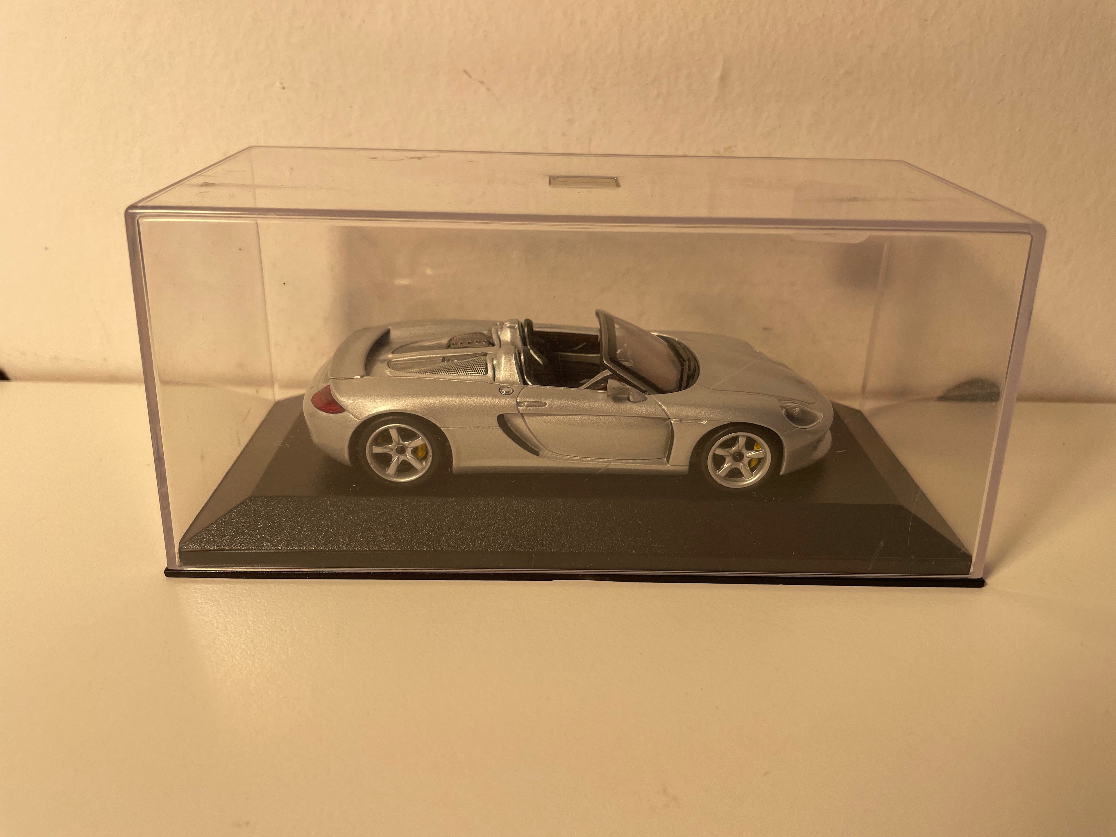 Porsche Carrera GT grise (MINICHAMPS)