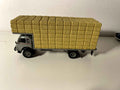 Autocarro Renault Fainéant F JMG Transports (autocarro con cabina grigia e piattaforma per il trasporto di paglia grigia)