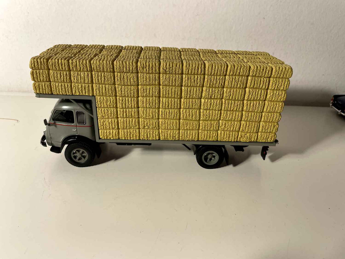 Autocarro Renault Fainéant F JMG Transports (autocarro con cabina grigia e piattaforma per il trasporto di paglia grigia)