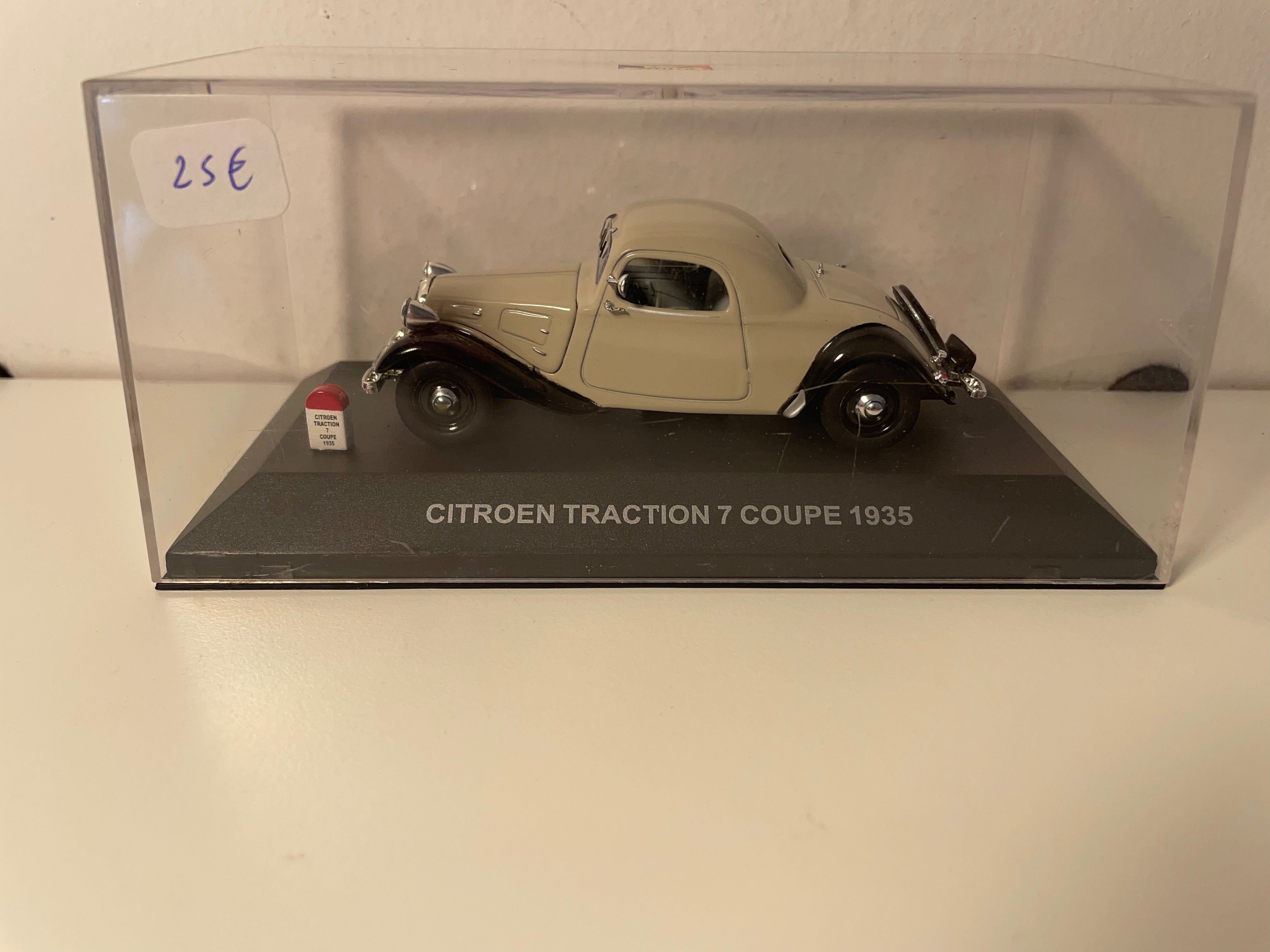Citroën traction 7 coupé marron et noire de 1935 - NOSTALGIE