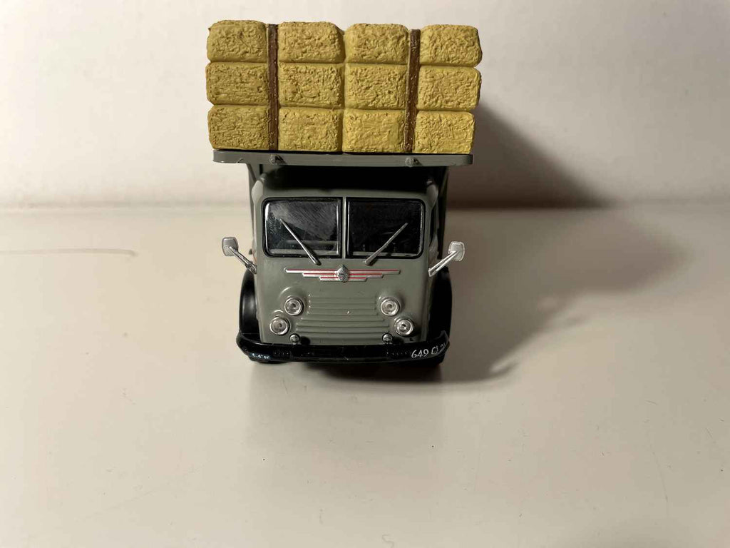 Autocarro Renault Fainéant F JMG Transports (autocarro con cabina grigia e piattaforma per il trasporto di paglia grigia)