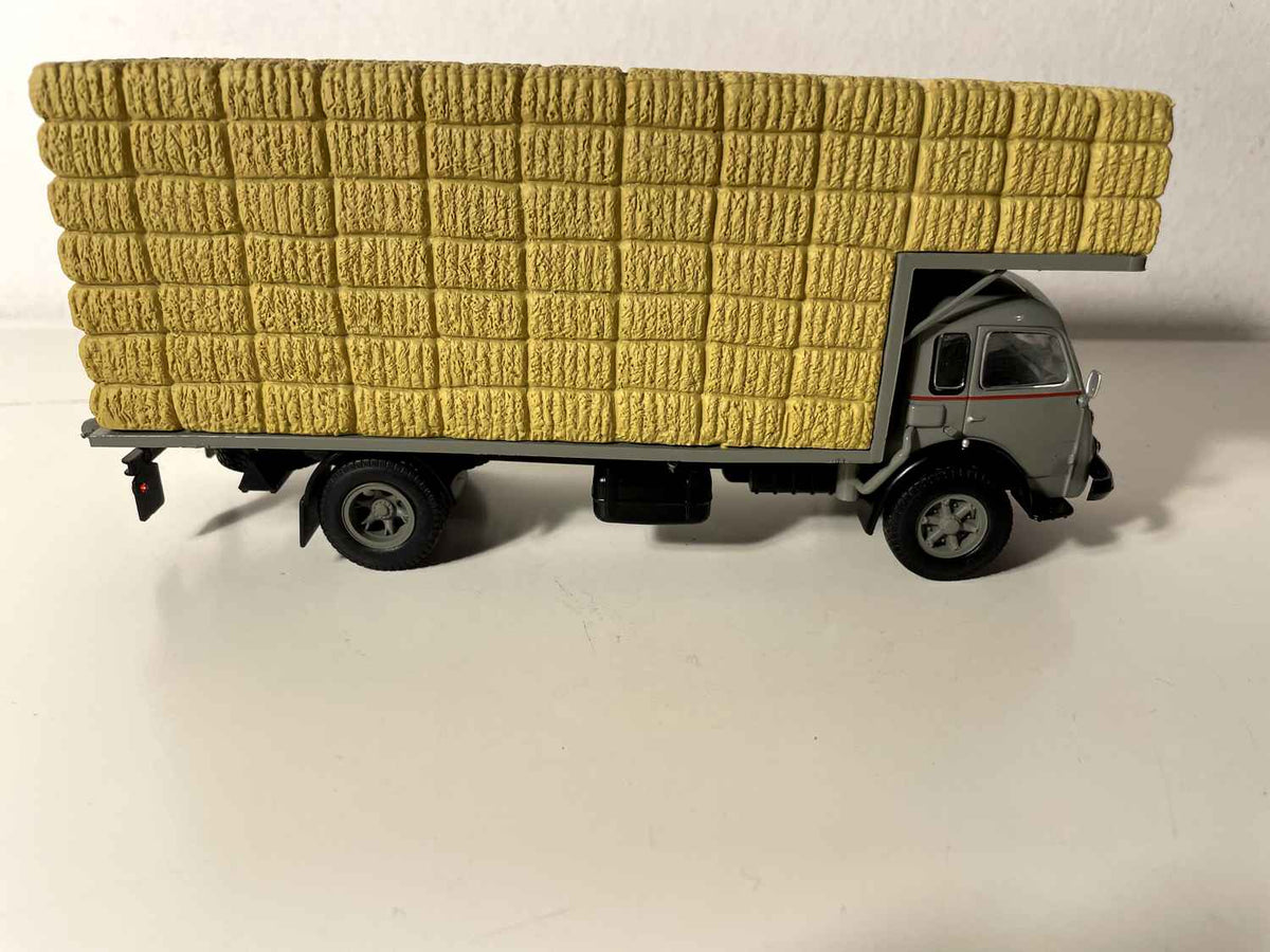Autocarro Renault Fainéant F JMG Transports (autocarro con cabina grigia e piattaforma per il trasporto di paglia grigia)