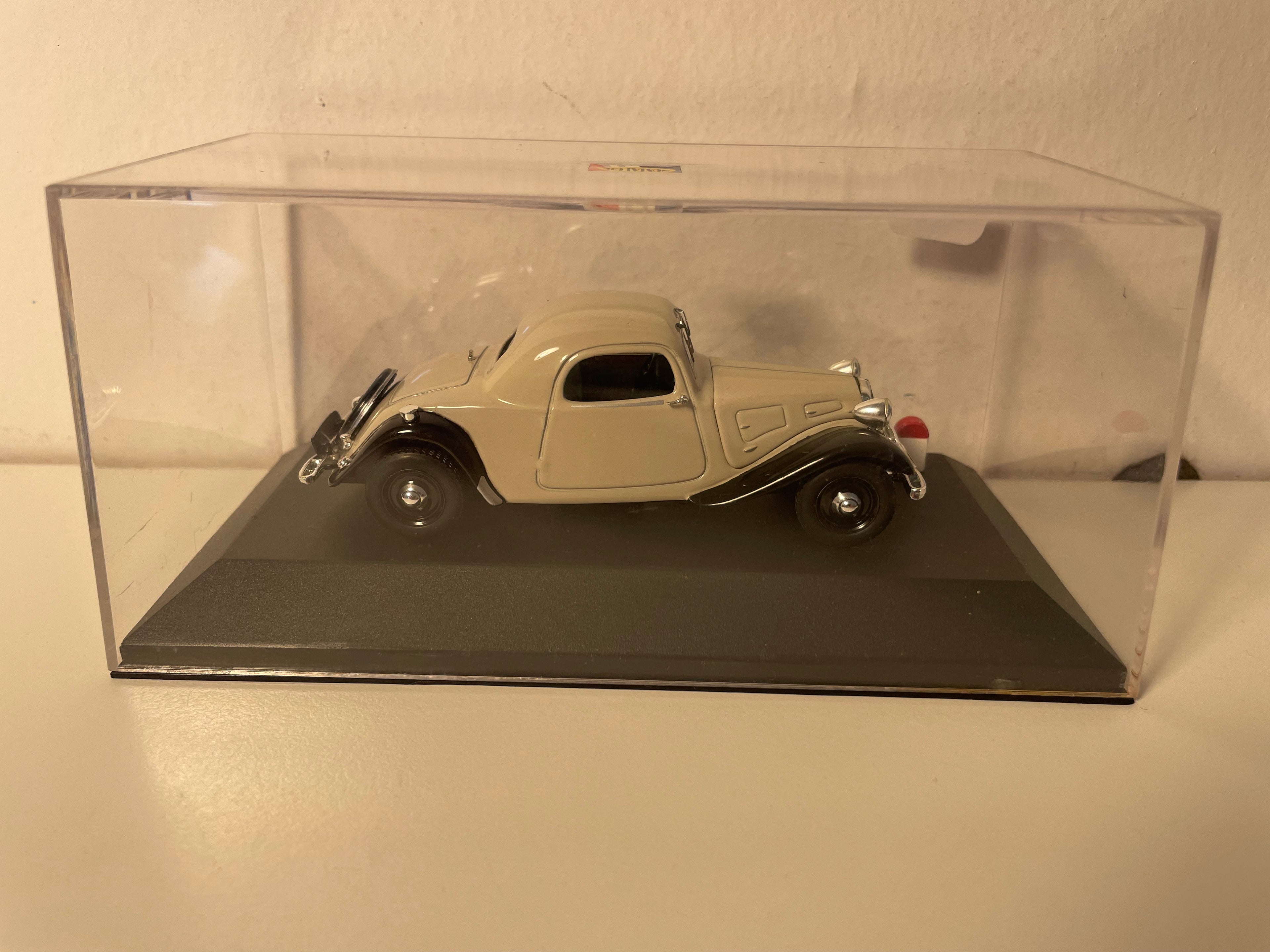 Citroën traction 7 coupé marron et noire de 1935 - NOSTALGIE