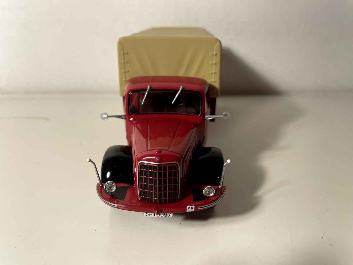 Mercedes-Benz L325 FRG 1957, czerwona ciężarówka z beżową plandeką (na drzwiach napis RUEDA)