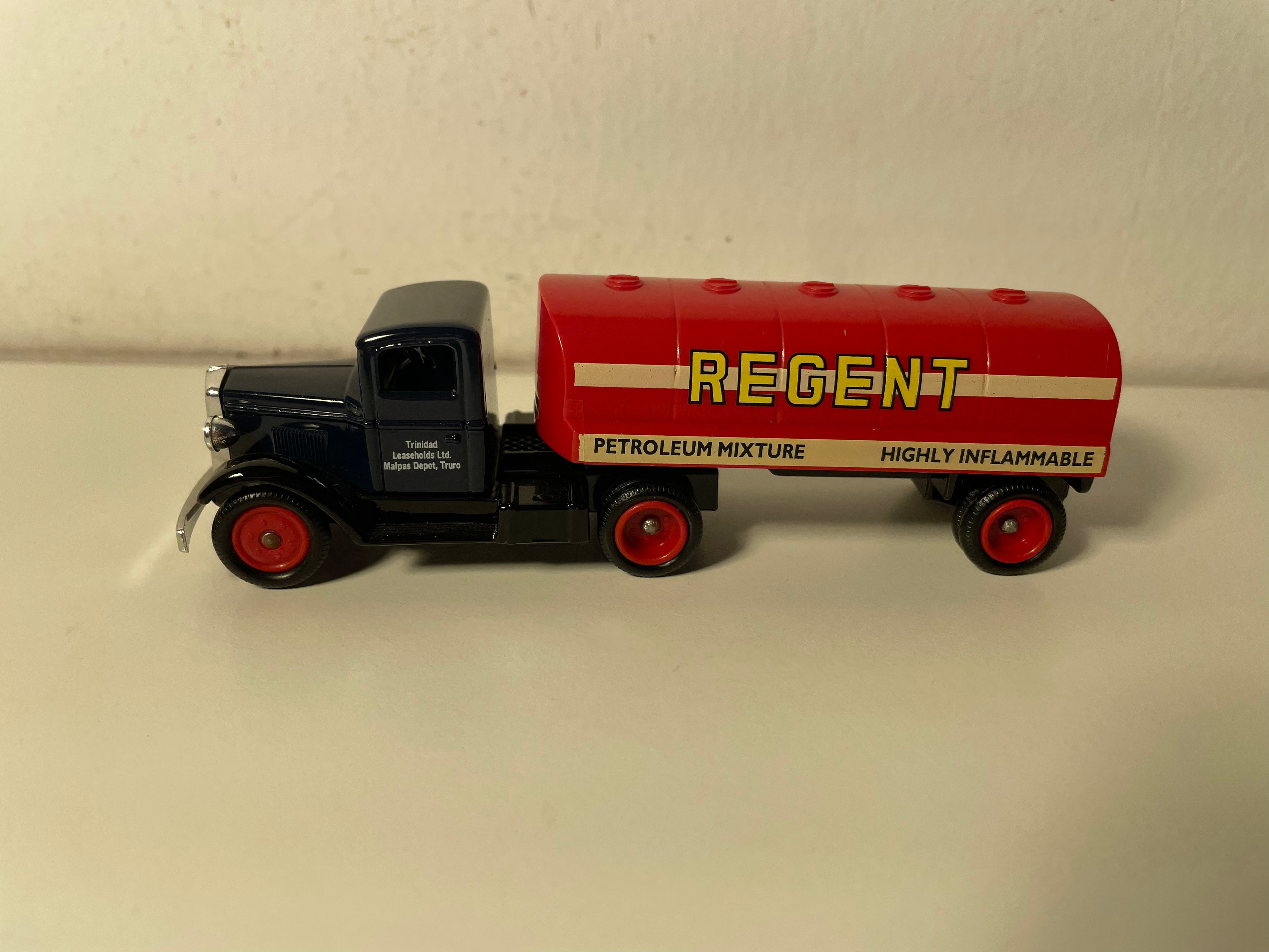 Camion semi-remorque FORD Regent Pétrol - collection DAYS-GONE (Echelle: ?)